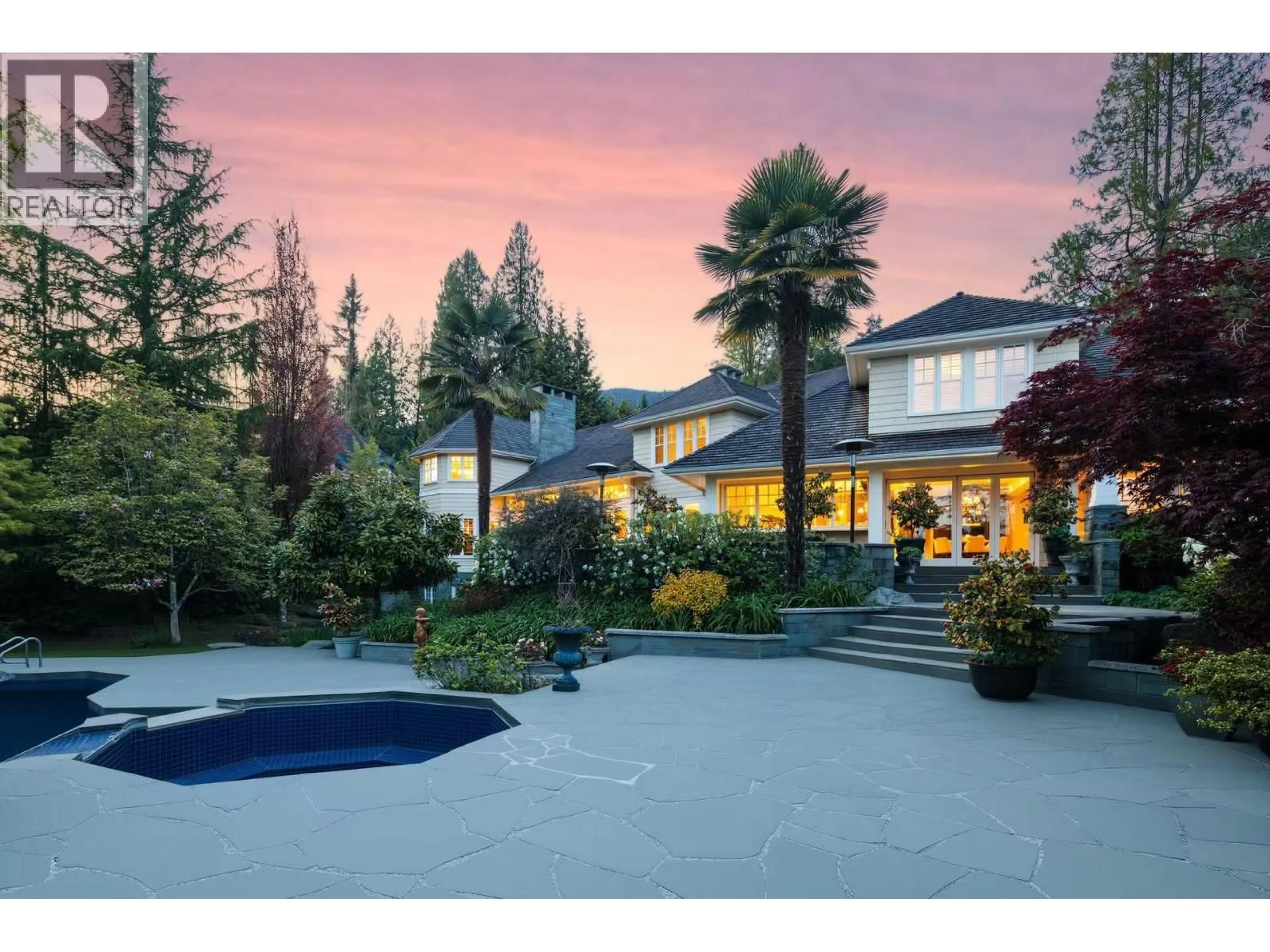 A pic from outside/outdoor area/front of a property/back of a property/a pic from drone, mountain view for 2956 PALMERSTON AVENUE, West Vancouver British Columbia V7V2X3