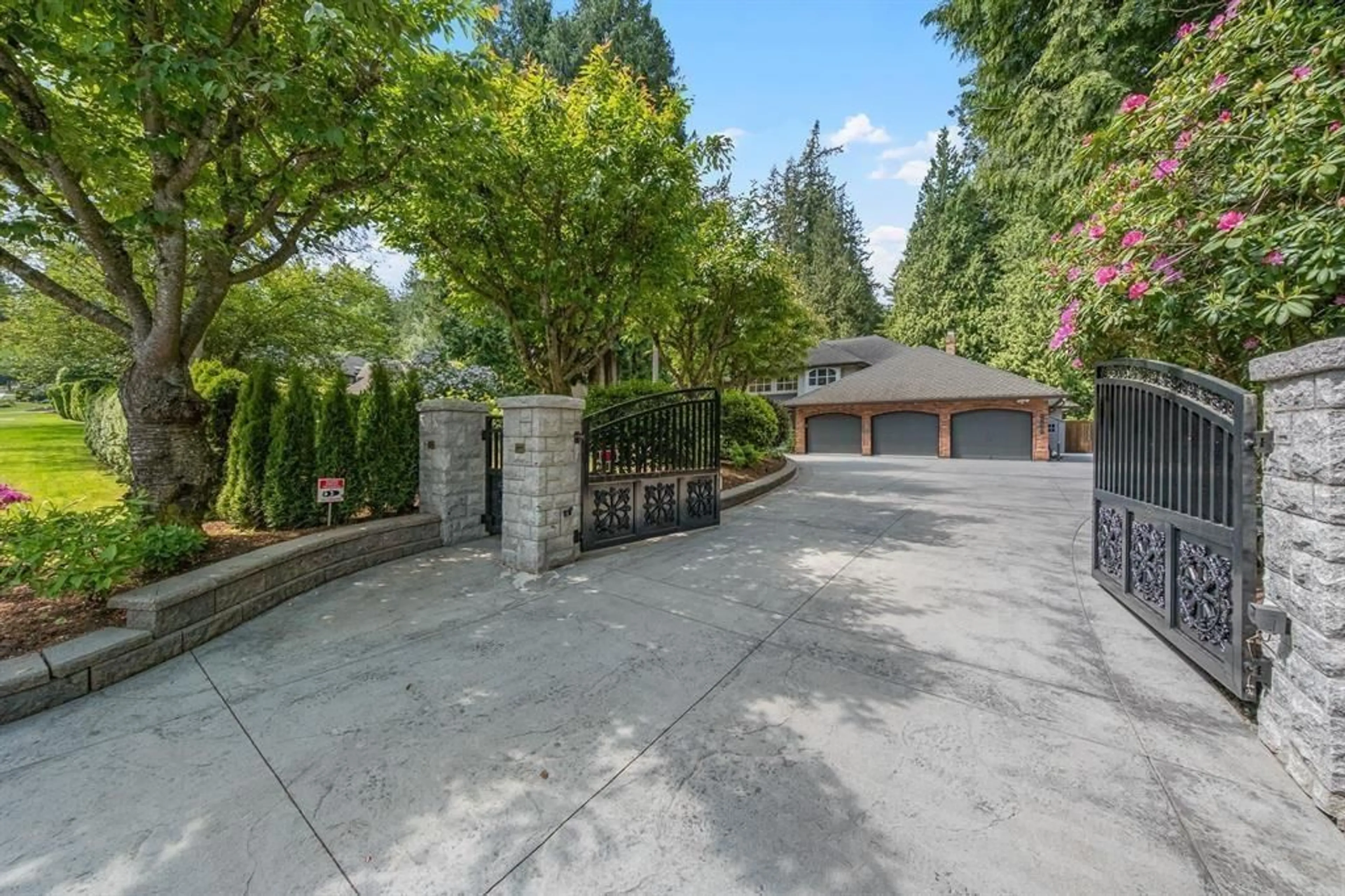 A pic from outside/outdoor area/front of a property/back of a property/a pic from drone, street for 2869 138 STREET, Surrey British Columbia V4P1T6