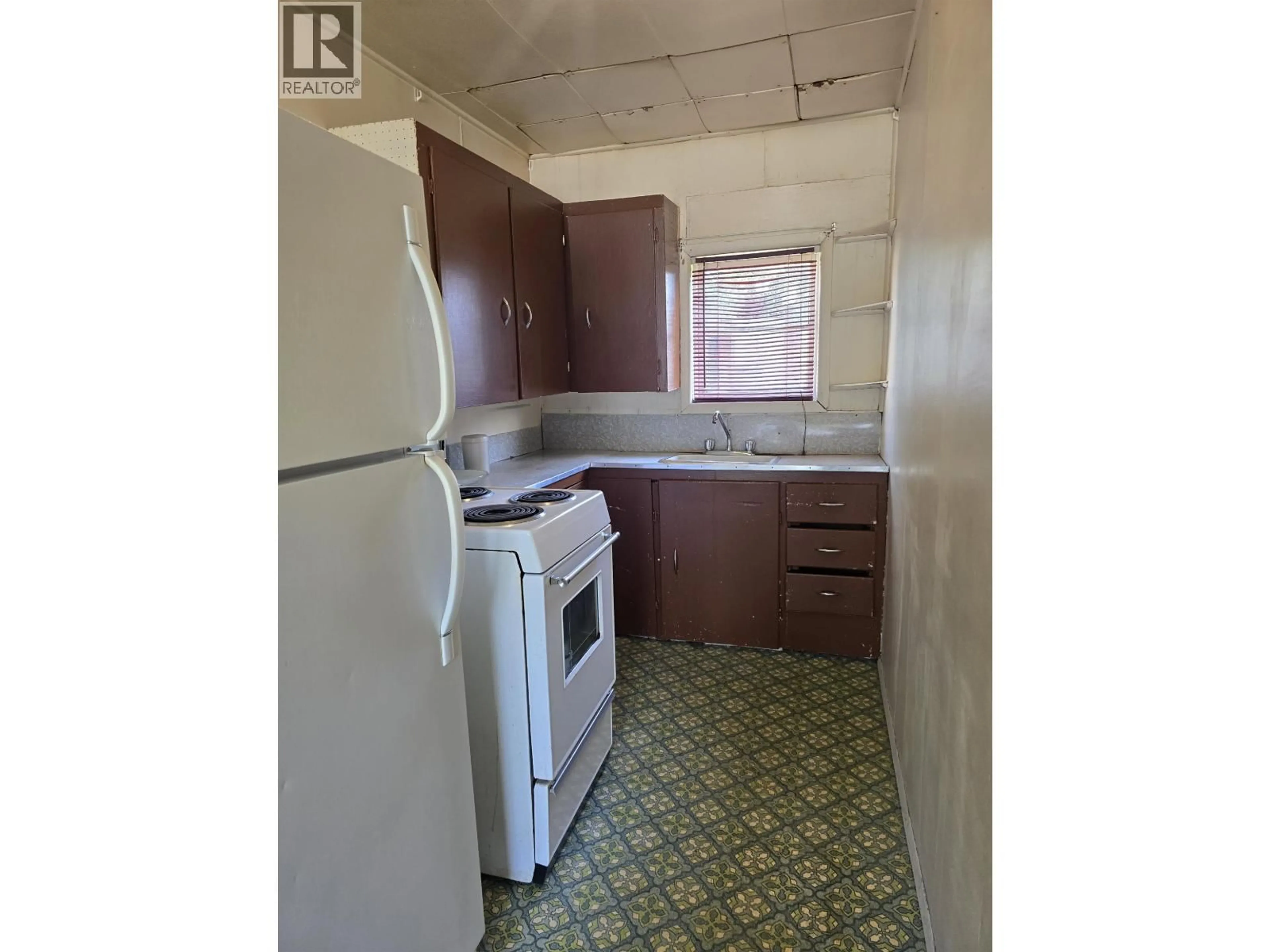Standard kitchen, unknown for 374 BAKER DRIVE, Quesnel British Columbia V2J1T9