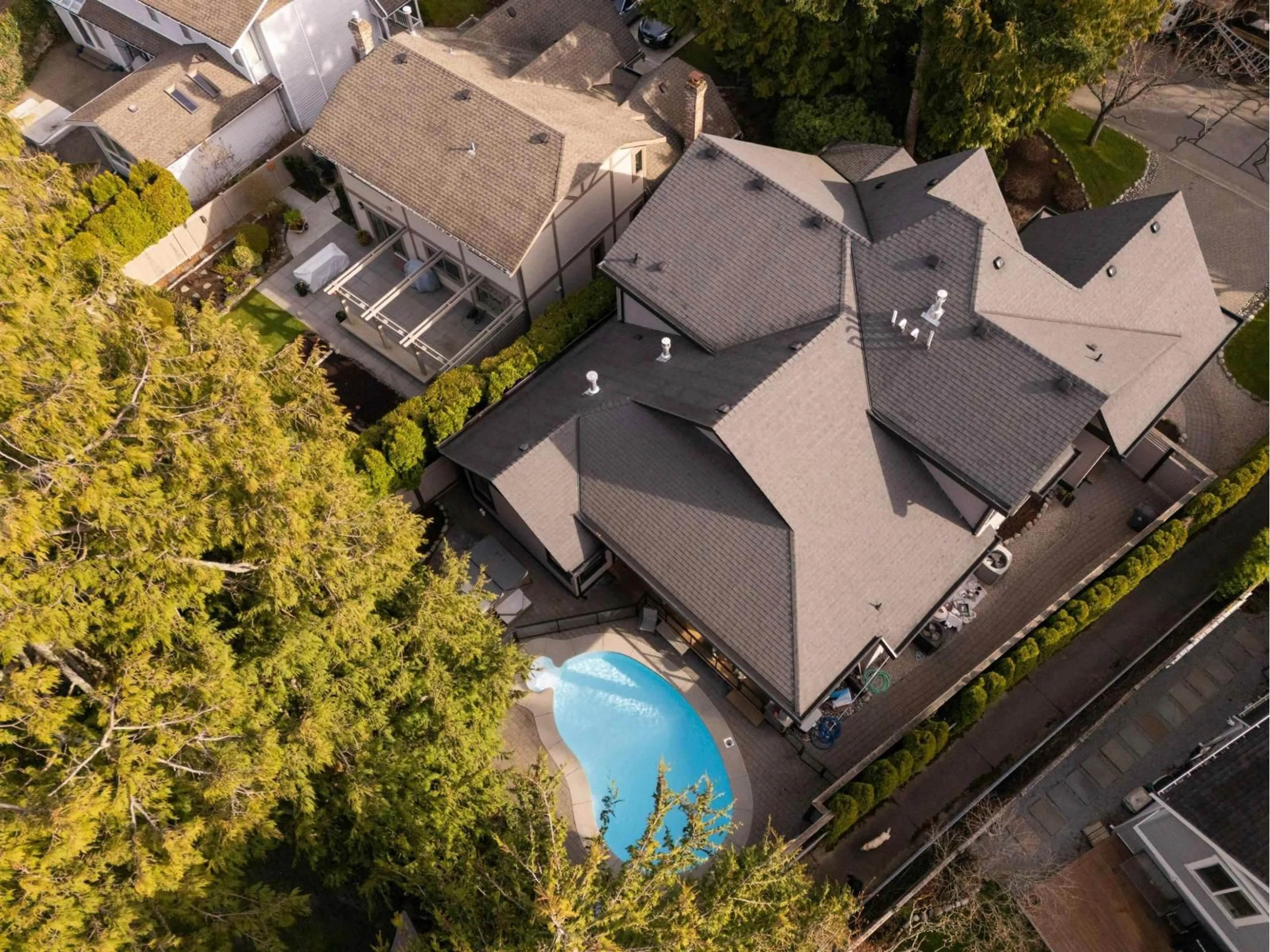 A pic from outside/outdoor area/front of a property/back of a property/a pic from drone, city buildings view from balcony for 2045 OCEAN FOREST DRIVE, Surrey British Columbia V4A6P1