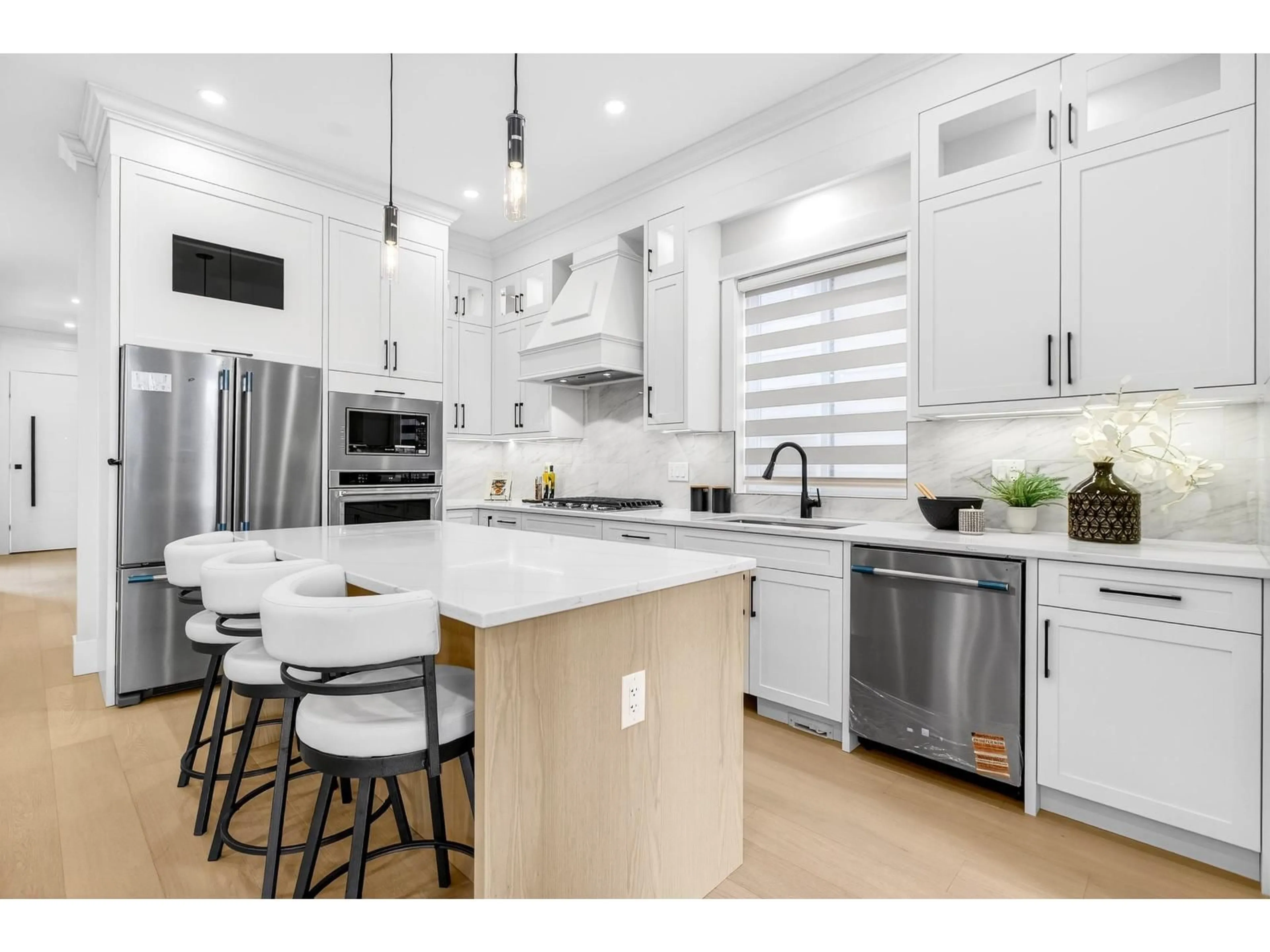Open concept kitchen, ceramic/tile floor for 16723 25A AVENUE, Surrey British Columbia V3Z0B1