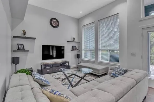 1892 KING GEORGE BOULEVARD, Surrey 3
