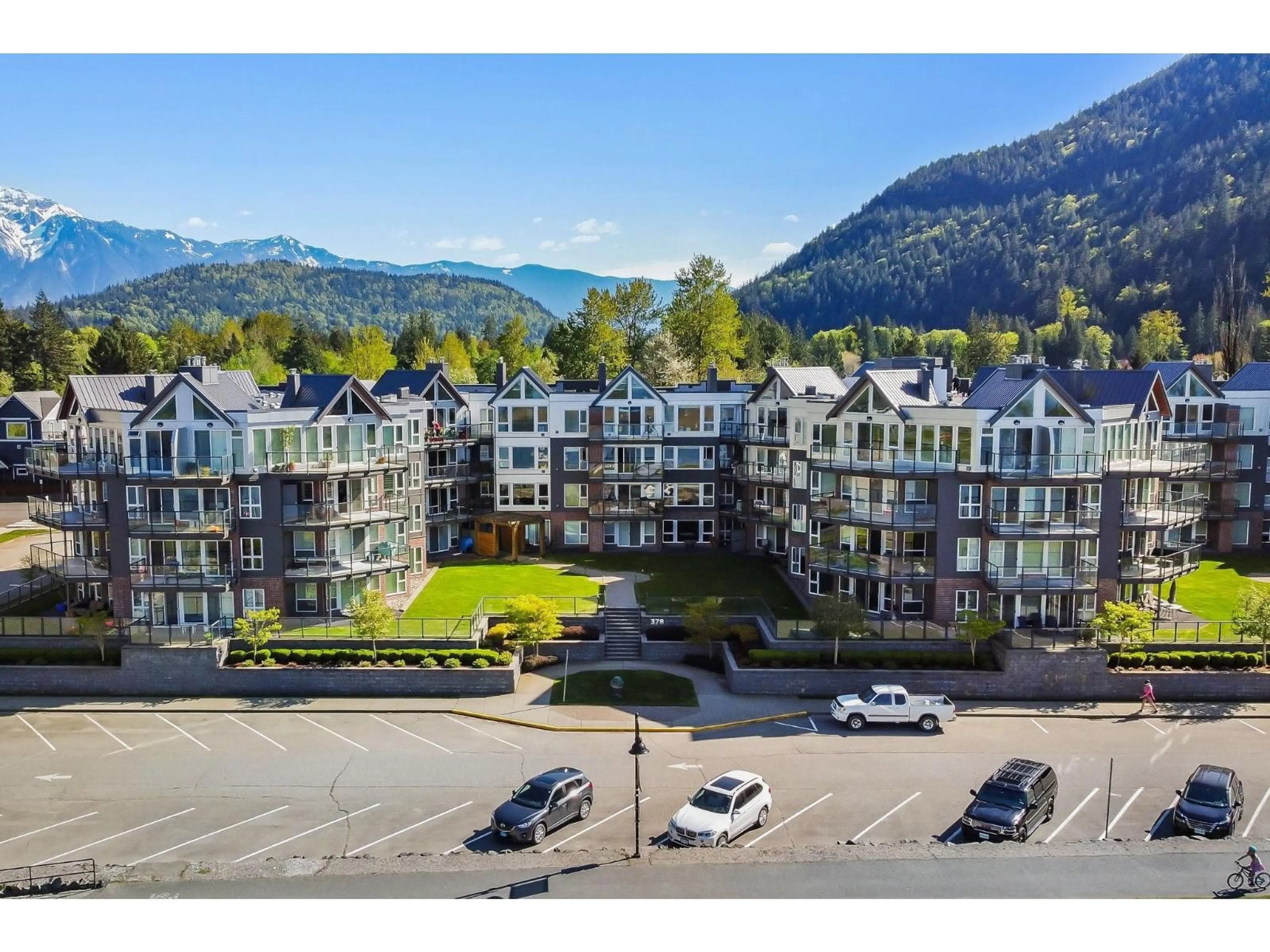 A pic from outside/outdoor area/front of a property/back of a property/a pic from drone, mountain view for 214 - 378 ESPLANADE AVENUE, Harrison Hot Springs British Columbia V0M1A3