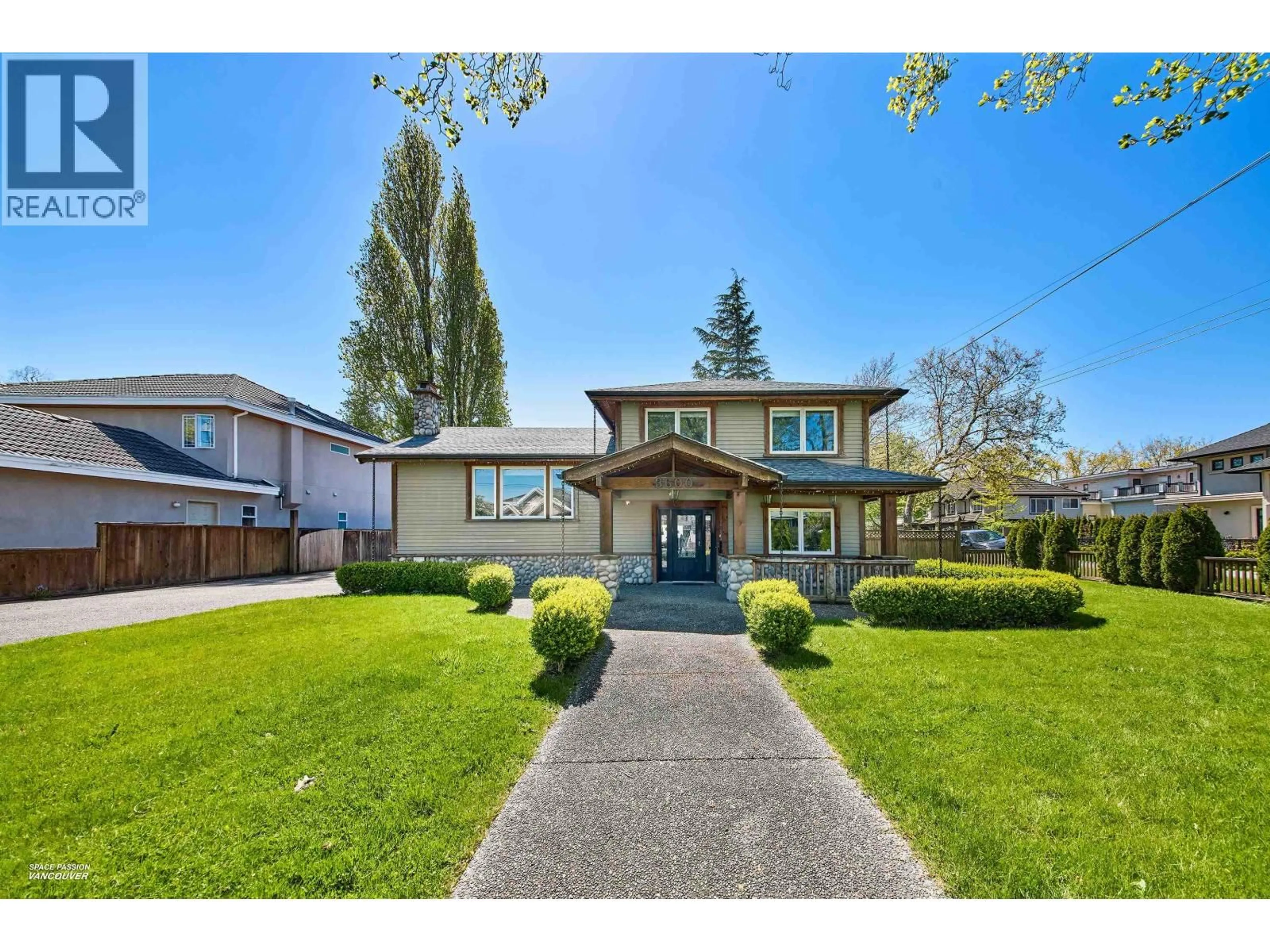 A pic from outside/outdoor area/front of a property/back of a property/a pic from drone, street for 3600 RAYMOND AVENUE, Richmond British Columbia V7E1B1