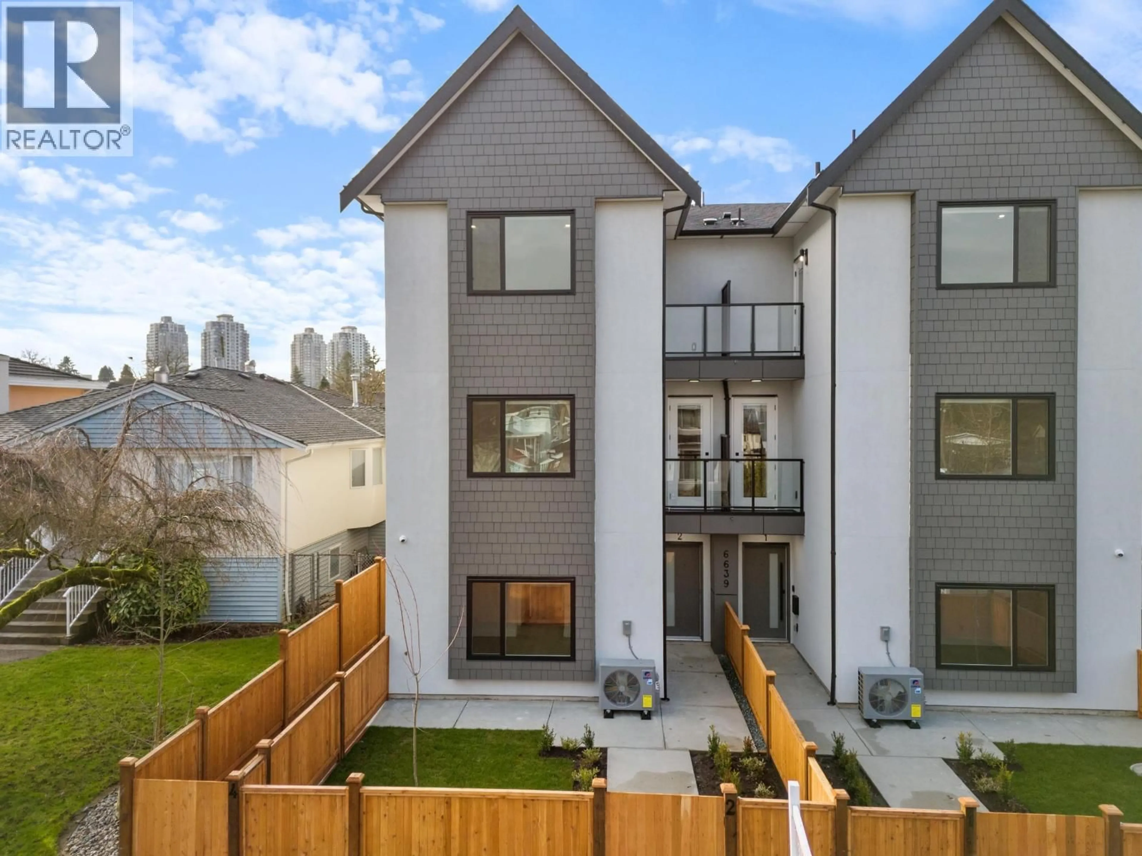 A pic from outside/outdoor area/front of a property/back of a property/a pic from drone, unknown for 2 - 6639 ACACIA AVENUE, Burnaby British Columbia V5E3J8