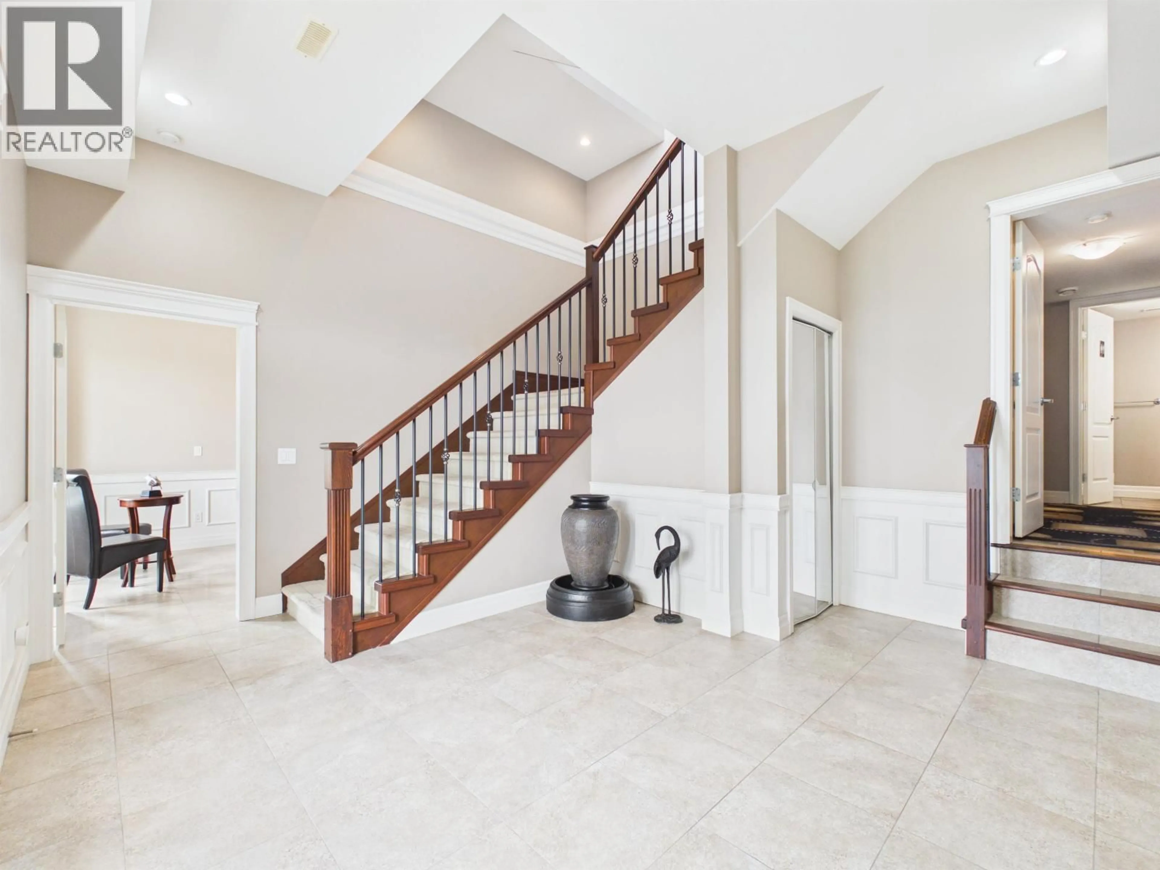 Indoor foyer for 2247 KAPTEY AVENUE, Coquitlam British Columbia V3K6C7