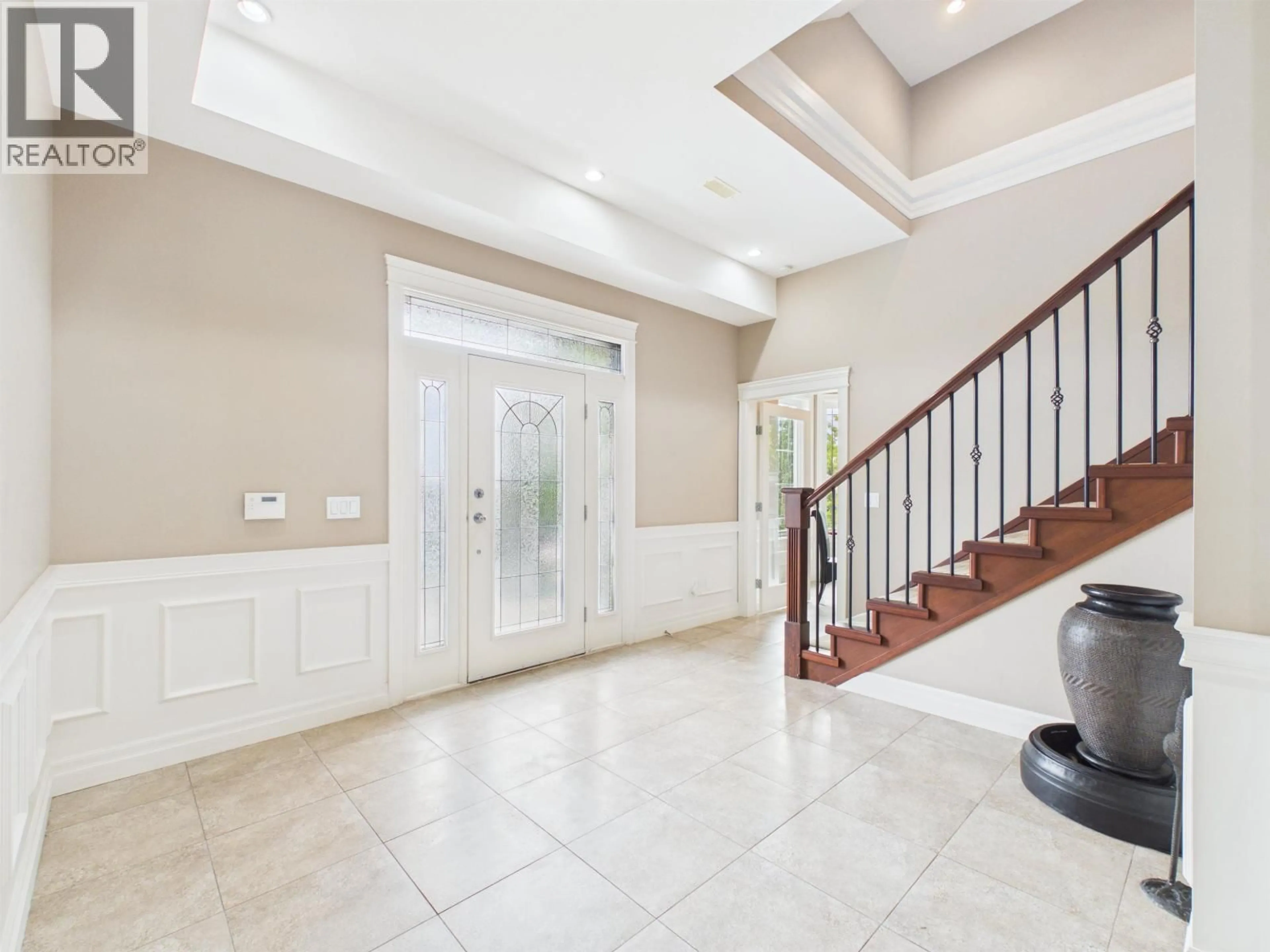 Indoor foyer for 2247 KAPTEY AVENUE, Coquitlam British Columbia V3K6C7