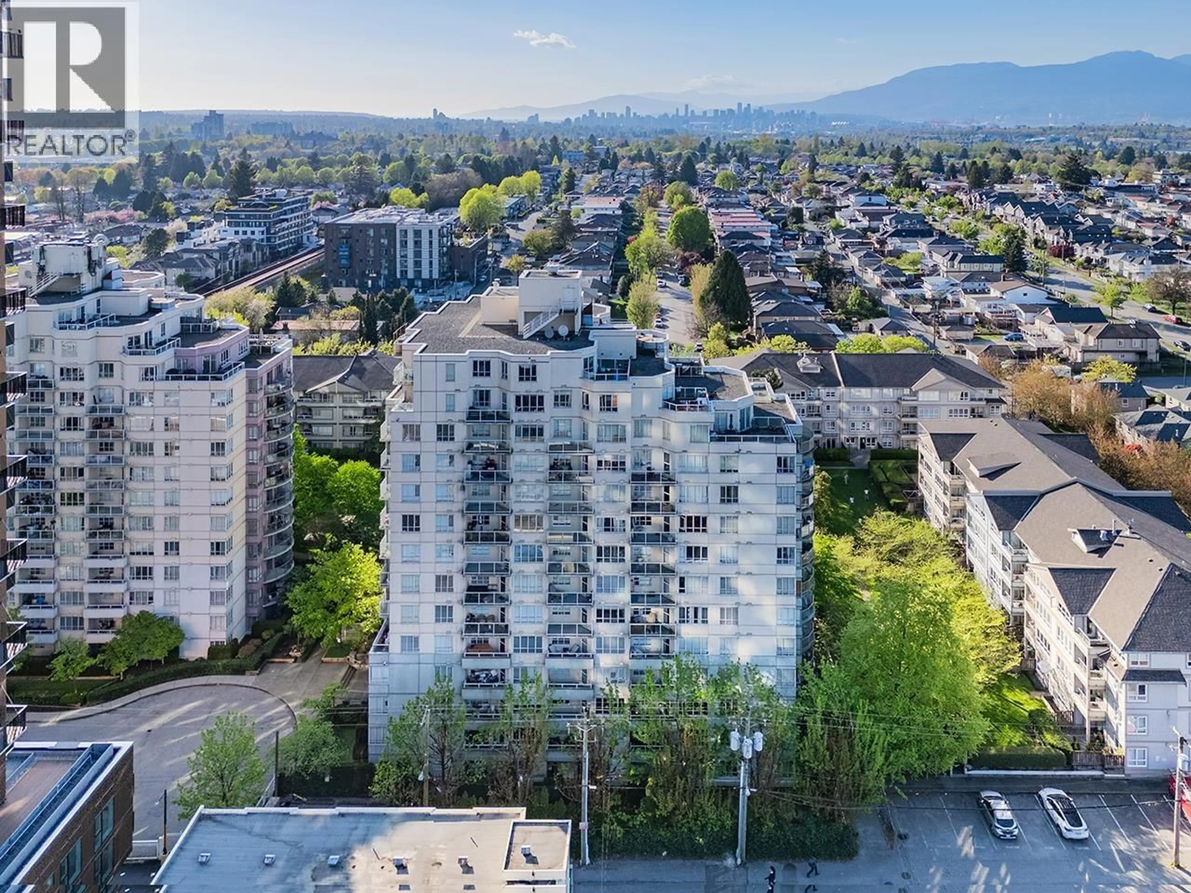 A pic from outside/outdoor area/front of a property/back of a property/a pic from drone, city buildings view from balcony for 910 - 3489 ASCOT PLACE, Vancouver British Columbia V5R6B6
