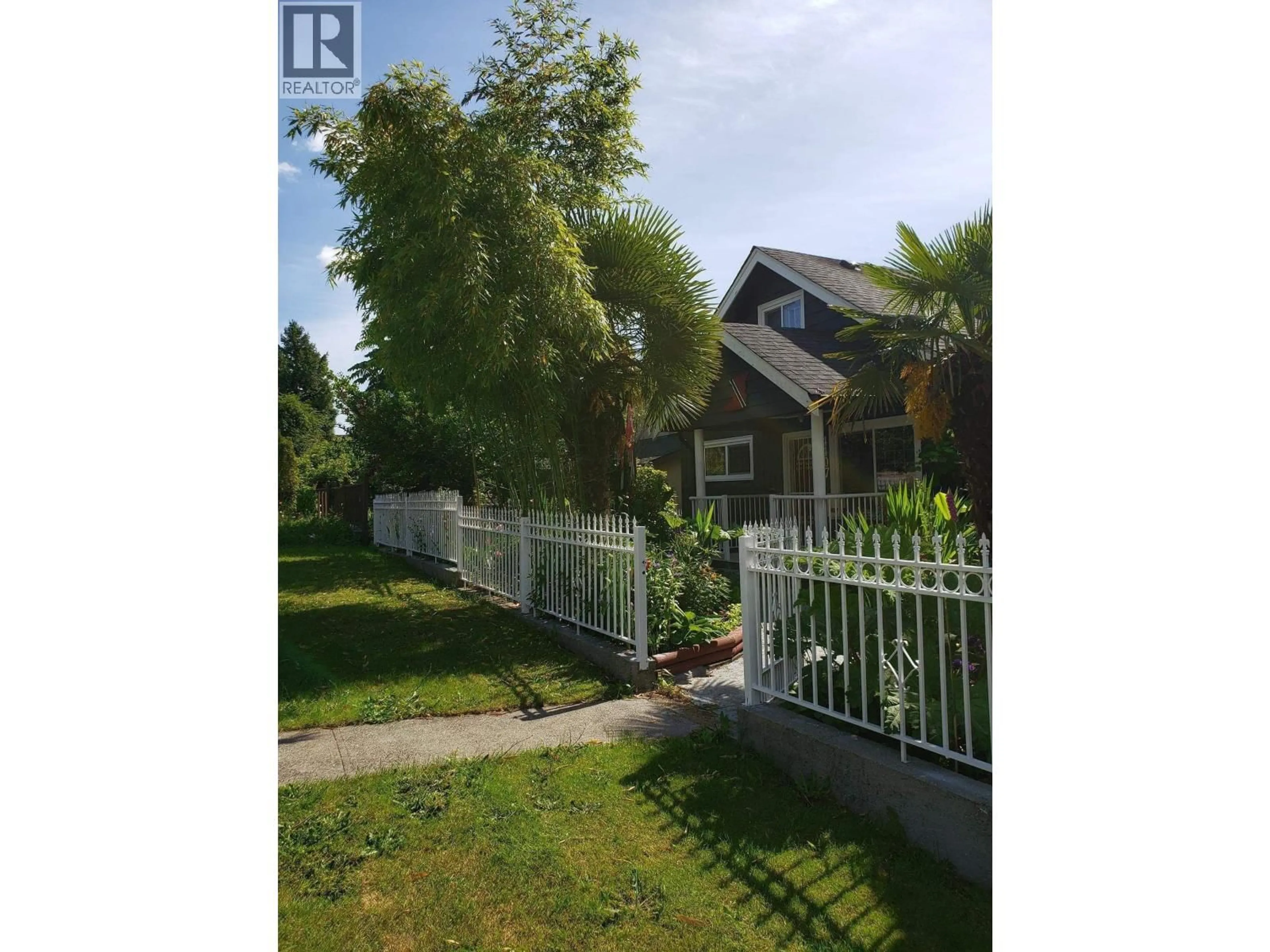 A pic from outside/outdoor area/front of a property/back of a property/a pic from drone, street for 4407 NANAIMO STREET, Vancouver British Columbia V5N5J2