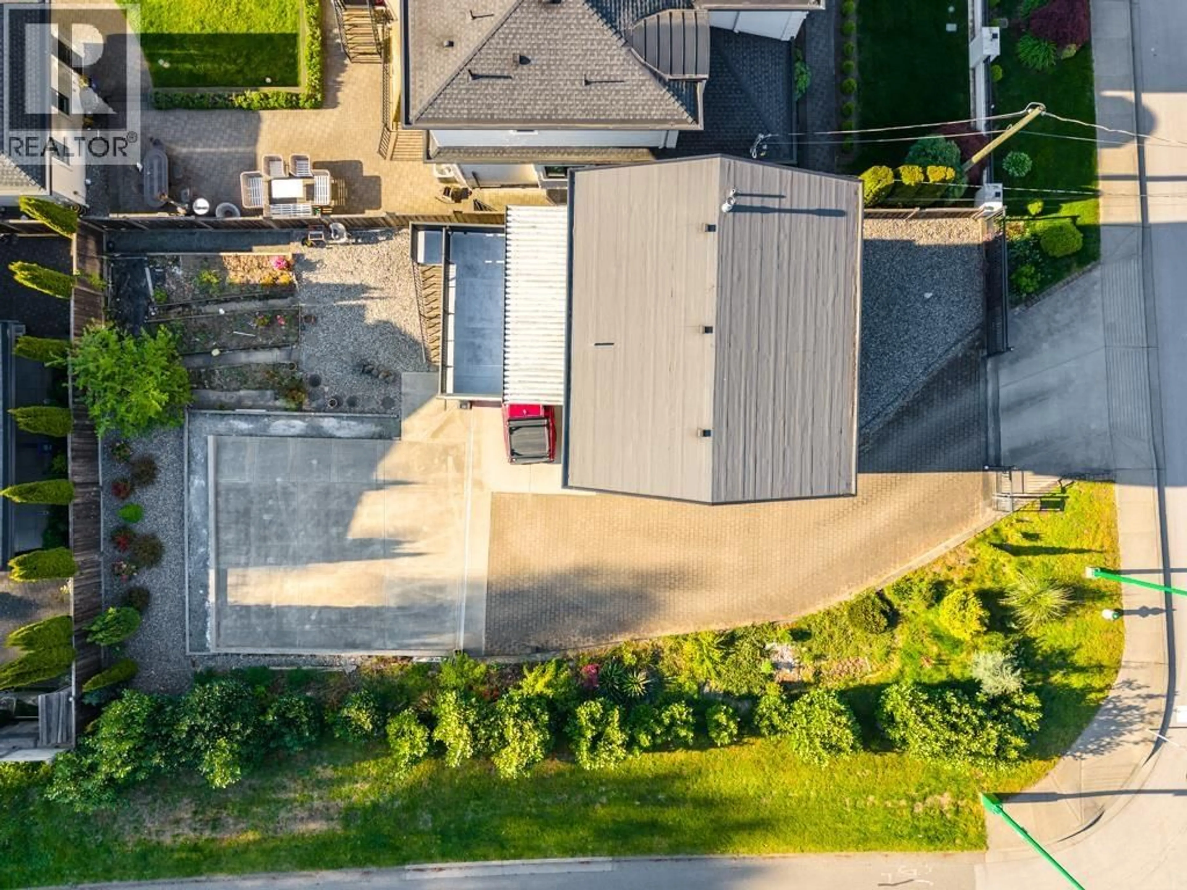 A pic from outside/outdoor area/front of a property/back of a property/a pic from drone, street for 5987 BRANTFORD AVENUE, Burnaby British Columbia V5E2R5