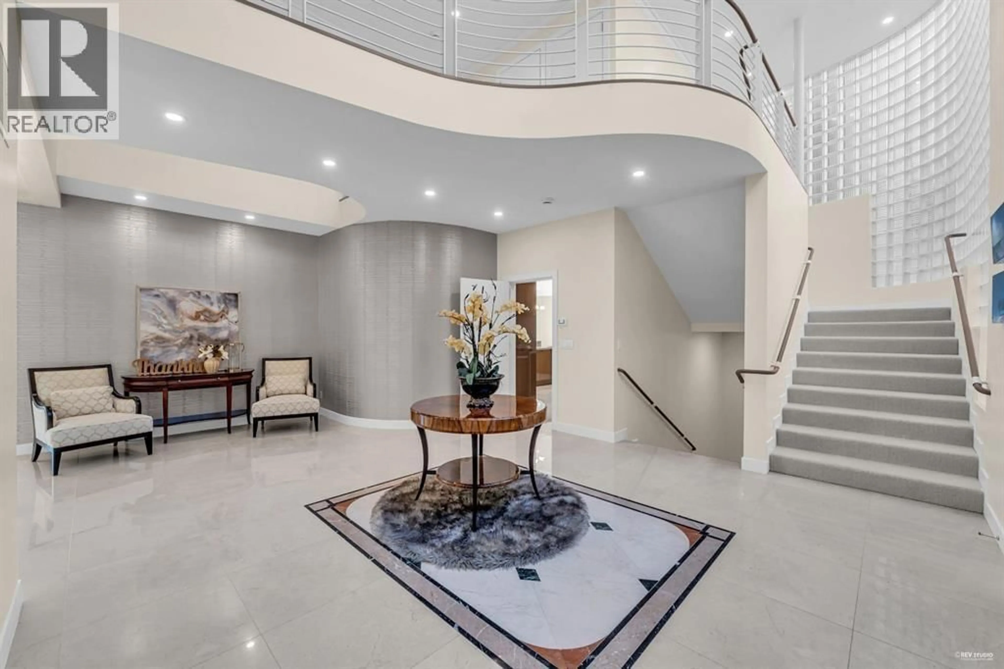 Indoor foyer for 1407 BRAMWELL ROAD, West Vancouver British Columbia V7S2N8