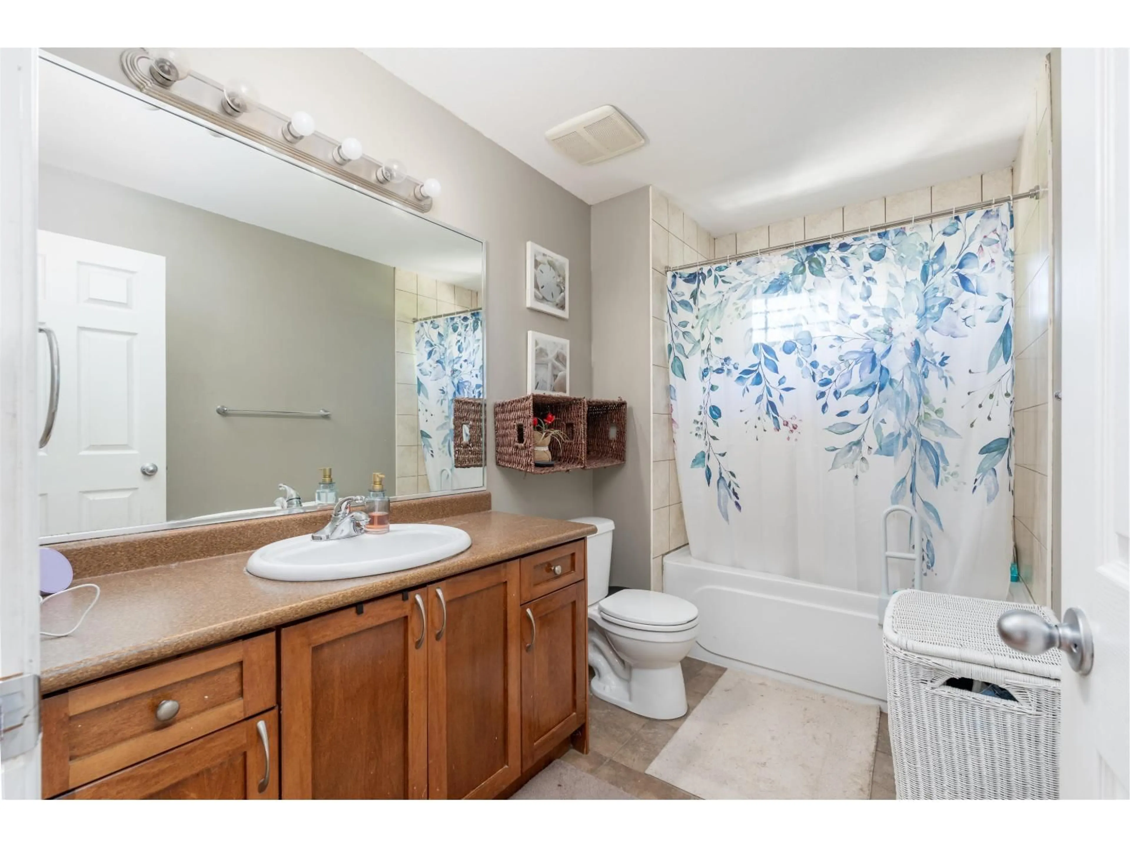 Standard bathroom, ceramic/tile floor for 8364 HARRIS STREET, Mission British Columbia V2V7R9