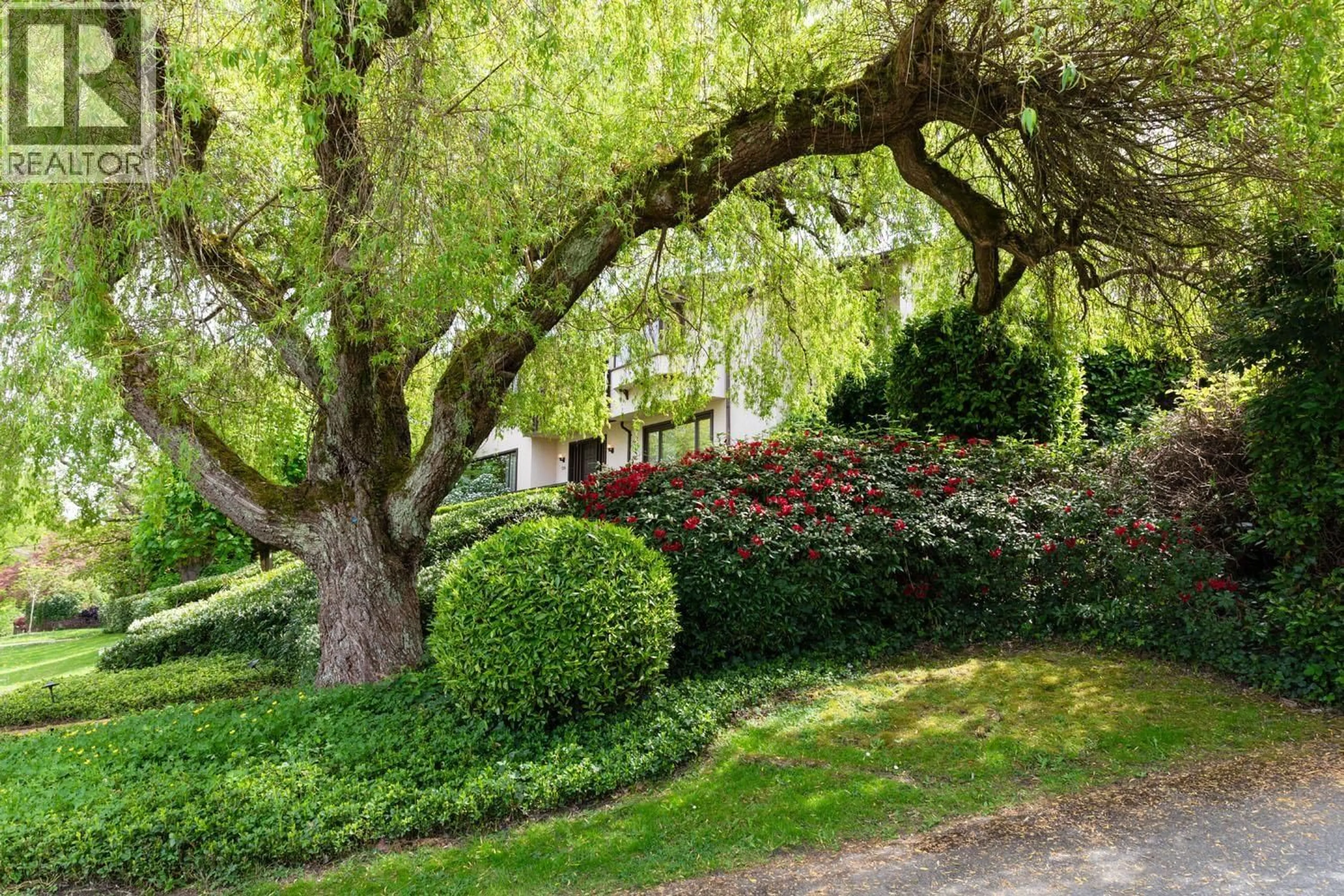 Patio, street for 2296 32ND AVENUE, Vancouver British Columbia V6L2B2