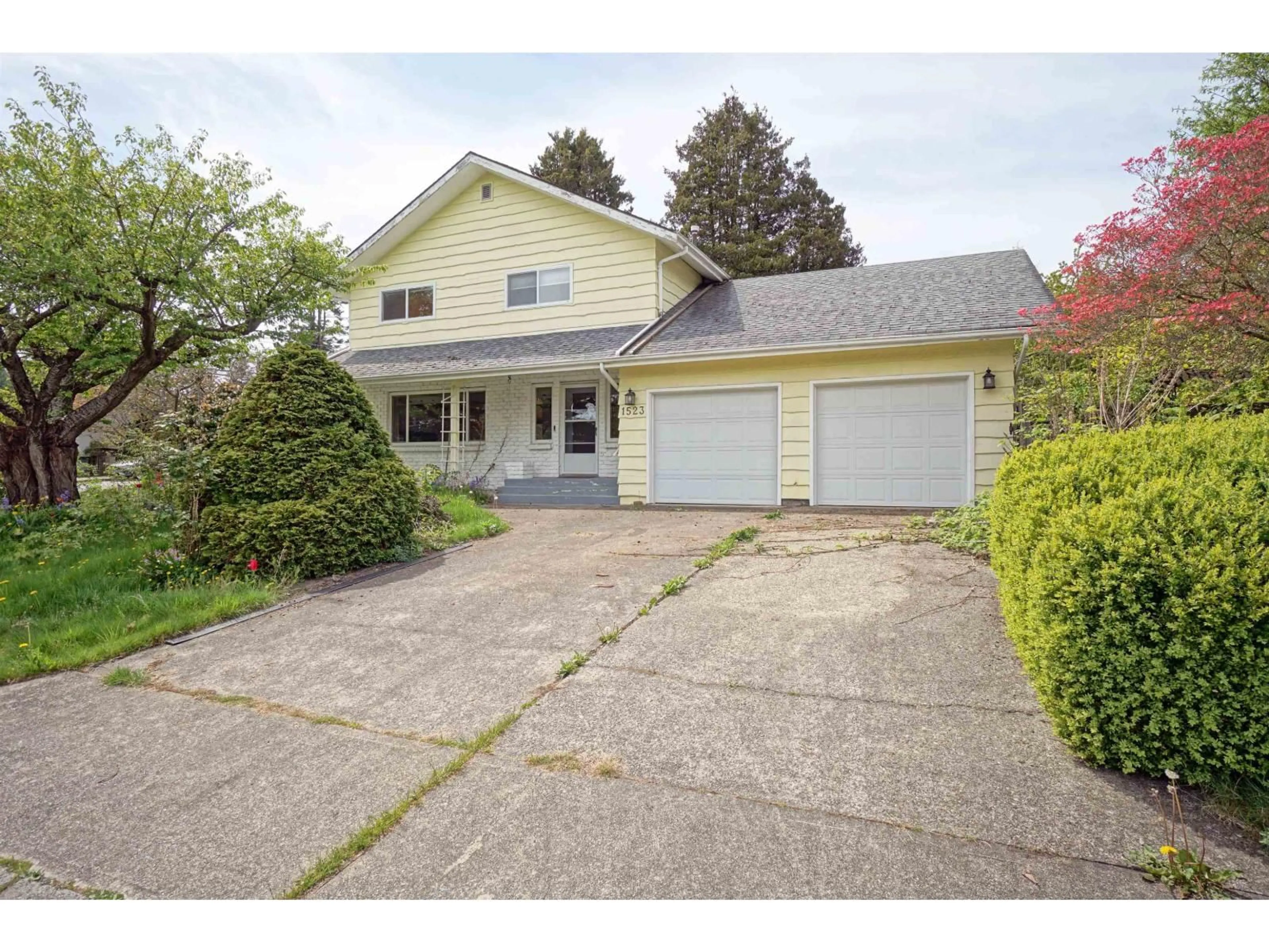 Home with vinyl exterior material, street for 1523 PARKER PLACE, White Rock British Columbia V4B4S6