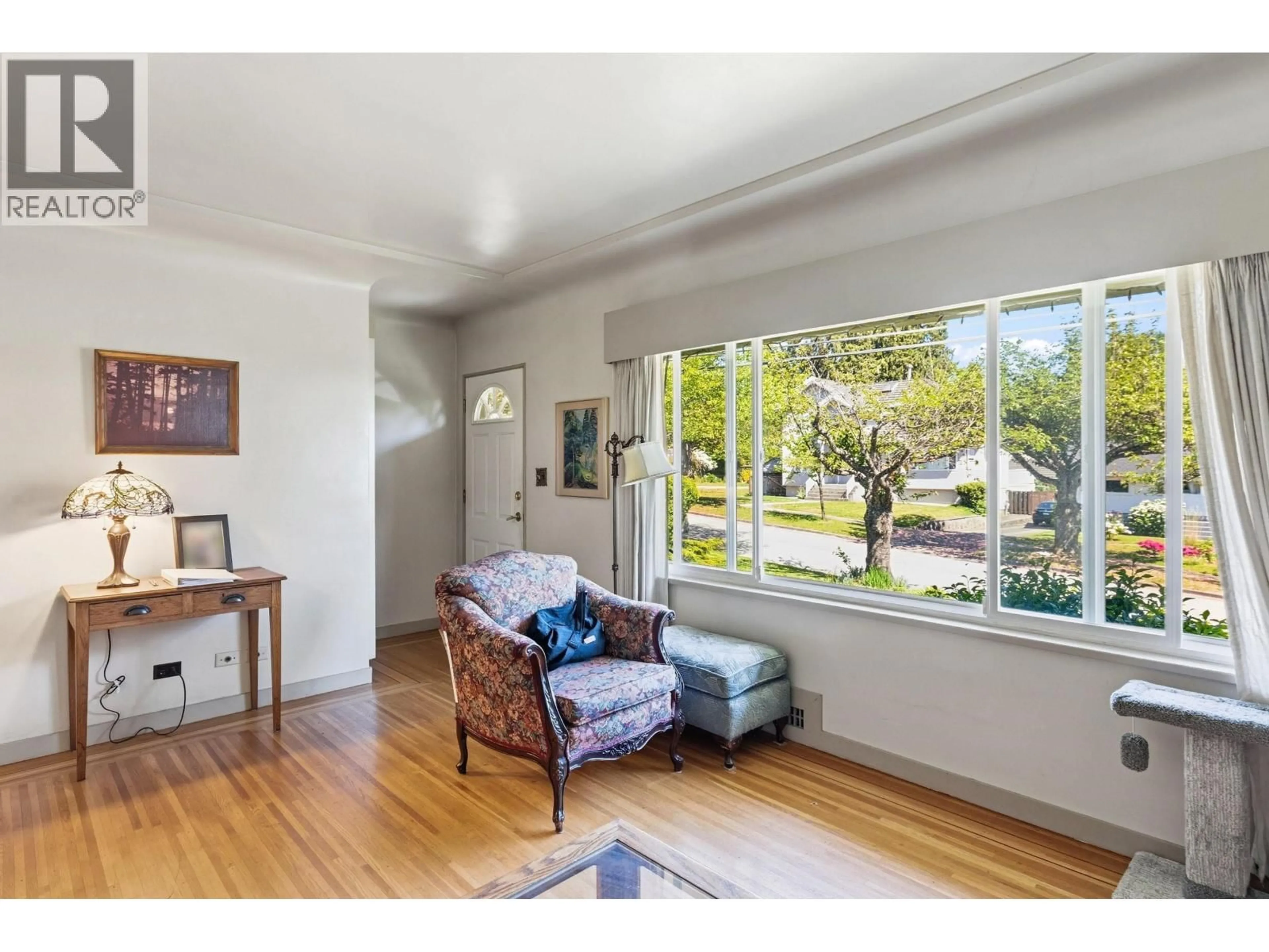 Living room with furniture, unknown for 7851 JOFFRE AVENUE, Burnaby British Columbia V5J3K9