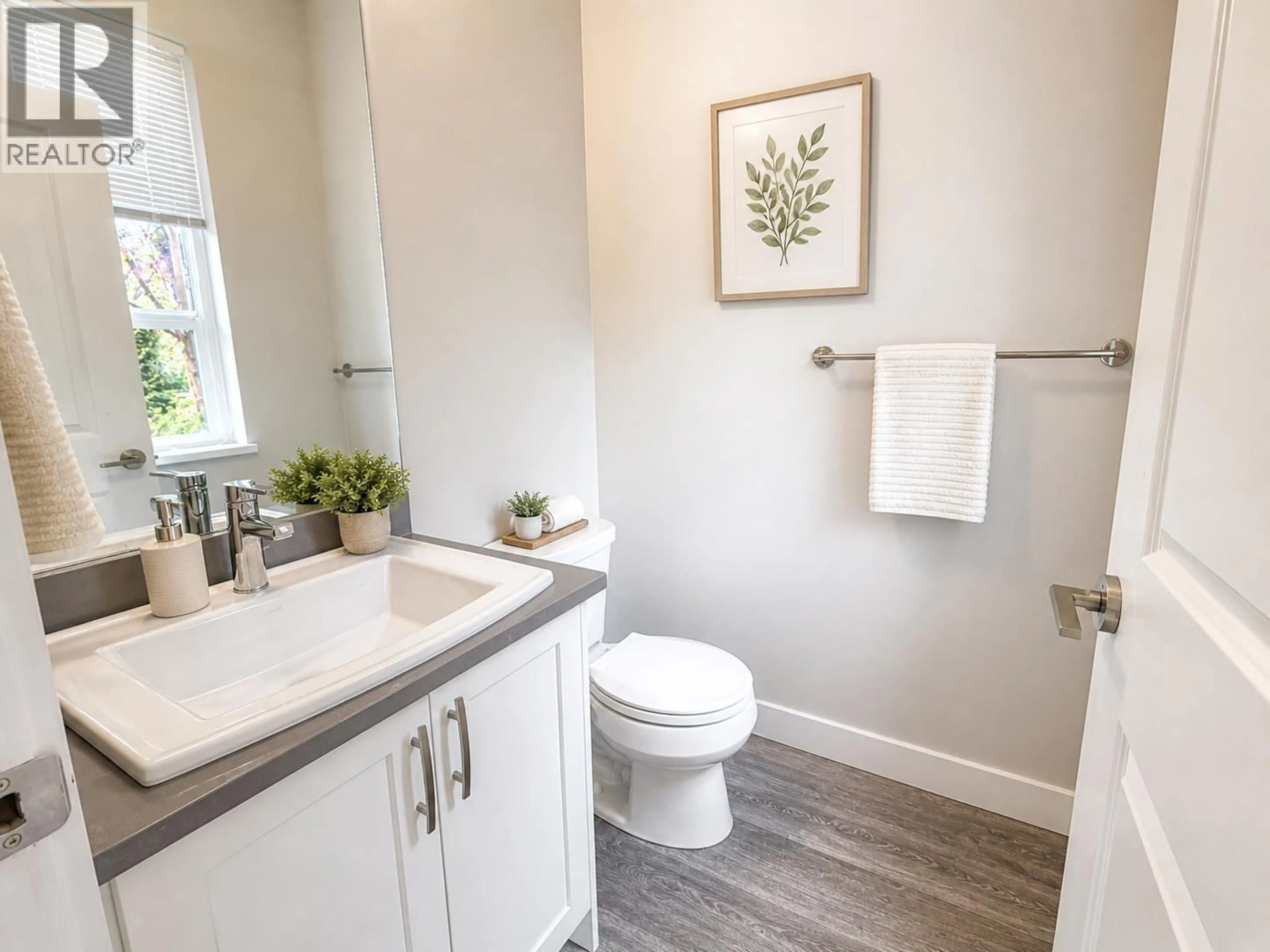 Contemporary bathroom, ceramic/tile floor for 1189 NATURES GATE, Squamish British Columbia V8B0T9