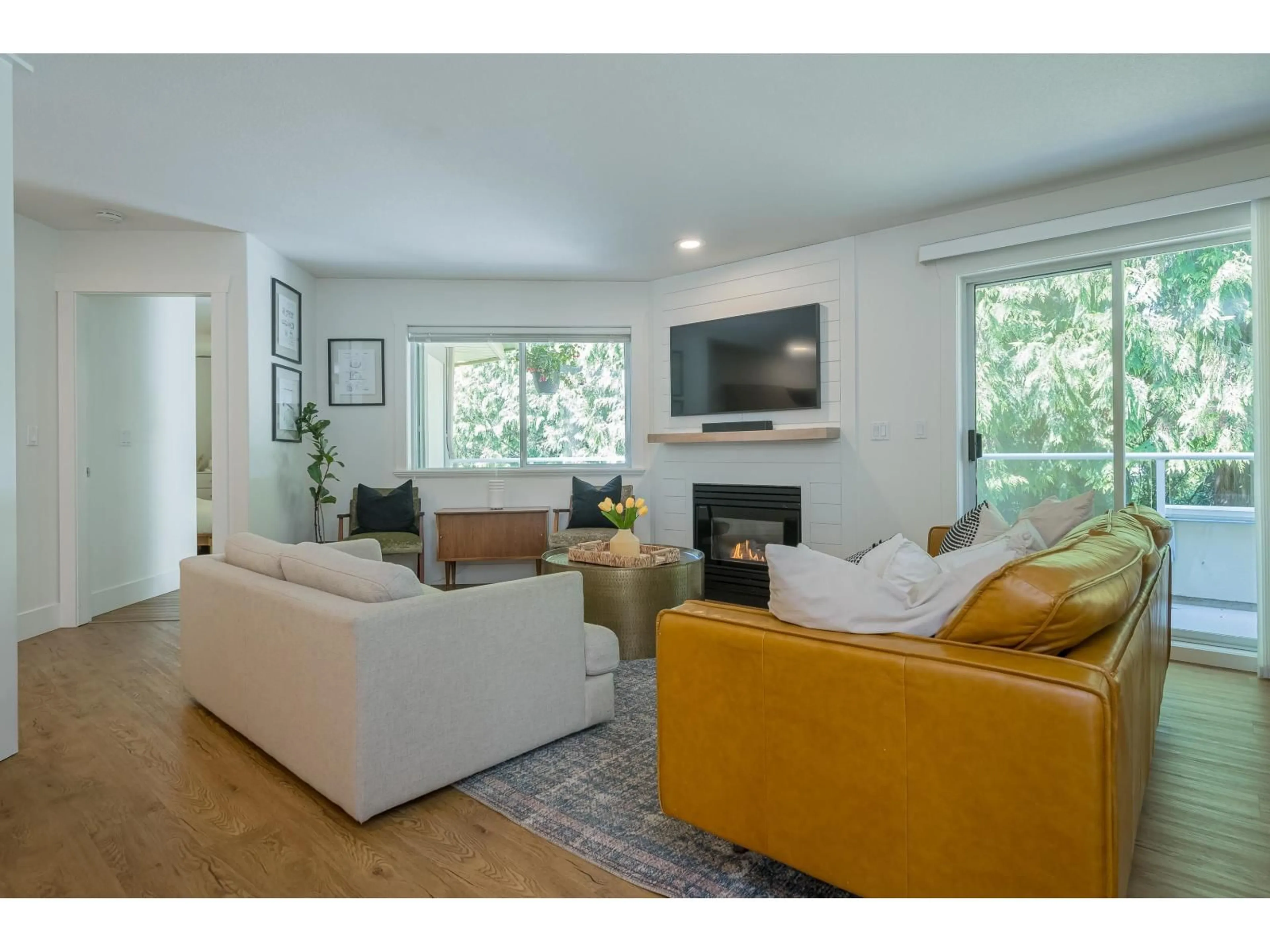 Living room with furniture, wood/laminate floor for 62 - 4001 OLD CLAYBURN ROAD, Abbotsford British Columbia V3G1C5