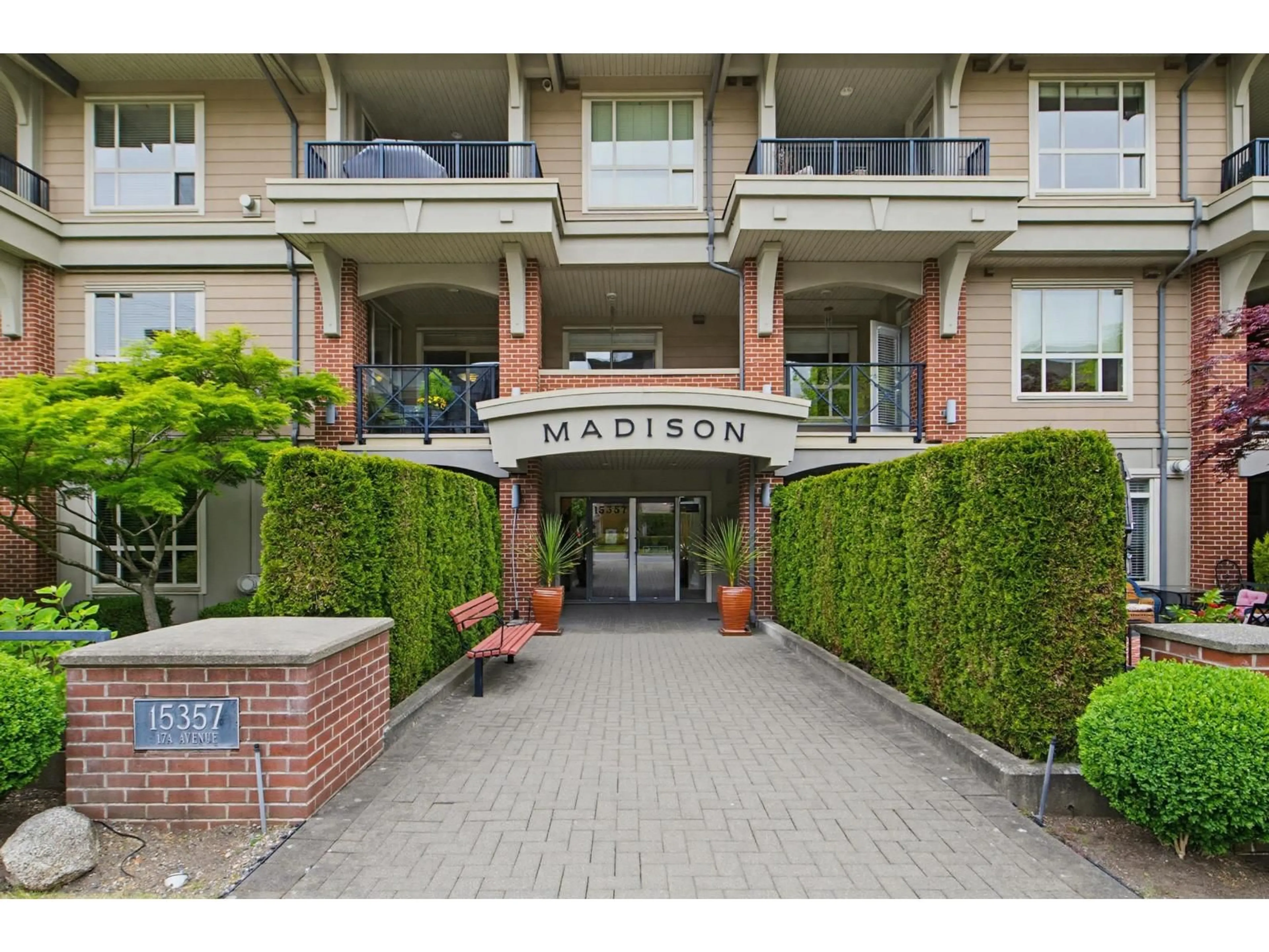 Indoor foyer for 203 - 15357 17A AVENUE, Surrey British Columbia V4A1V4