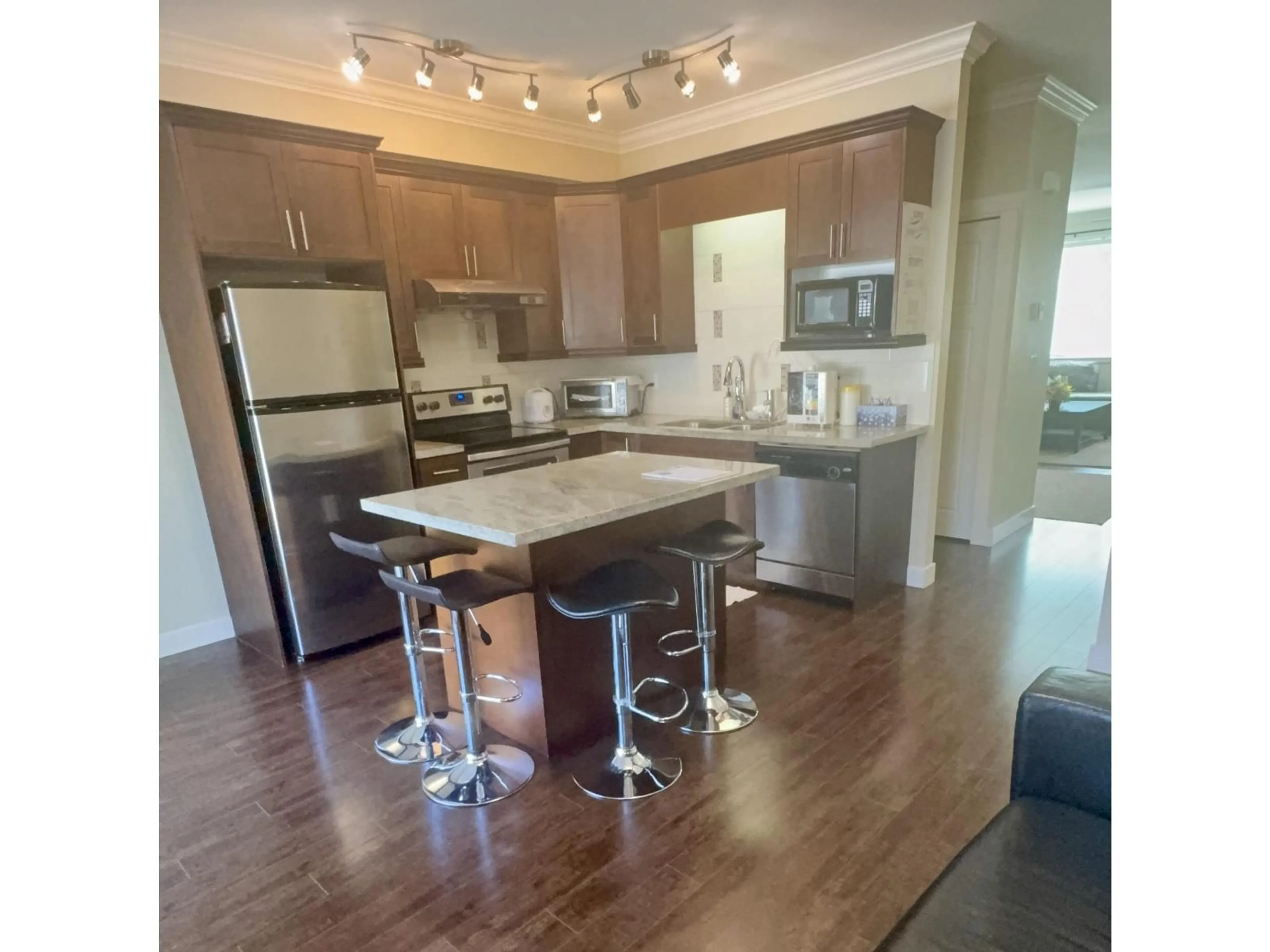 Open concept kitchen, wood/laminate floor for 39 - 9533 130A STREET NORTH, Surrey British Columbia V3V0B8