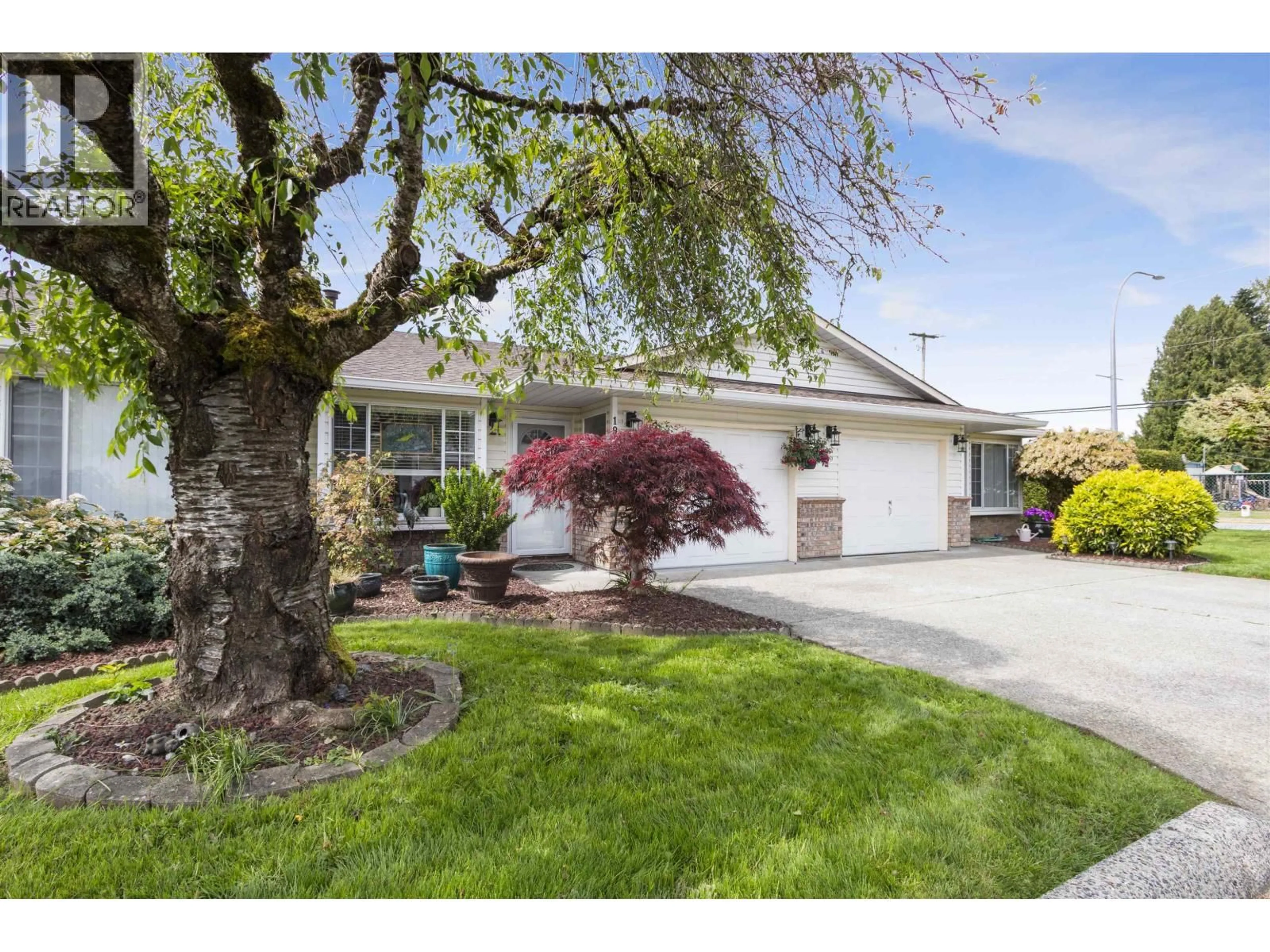 Home with vinyl exterior material, street for 19 - 18960 ADVENT ROAD, Pitt Meadows British Columbia V3Y2G4