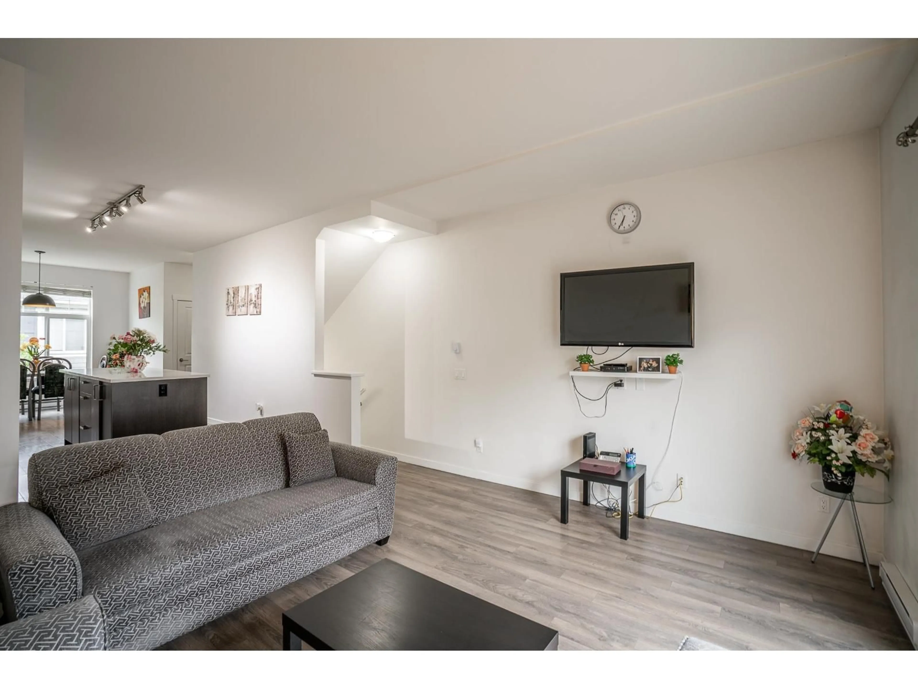 Living room with furniture, wood/laminate floor for 69 - 8130 136A STREET, Surrey British Columbia V3W1H9