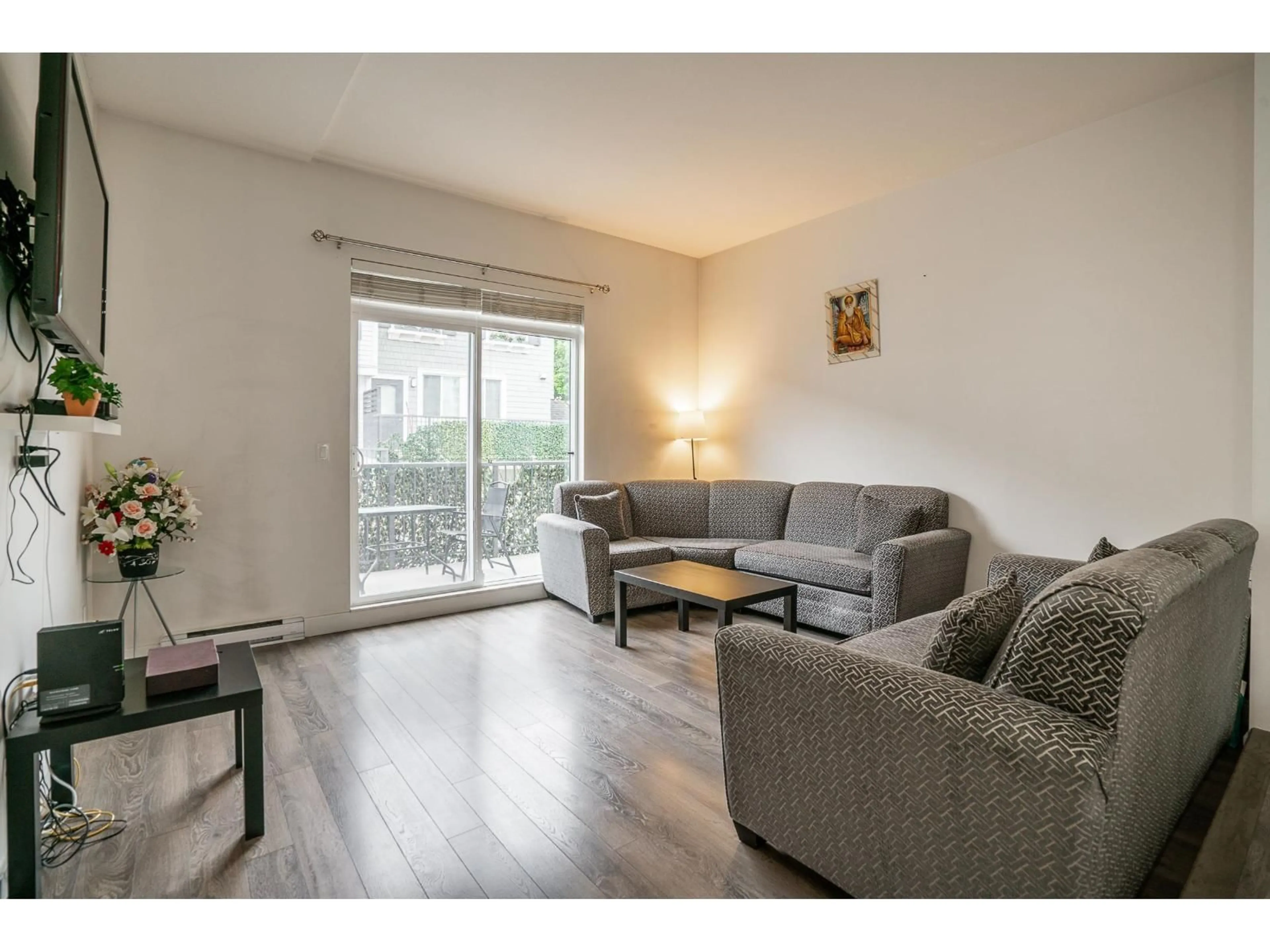 Living room with furniture, wood/laminate floor for 69 - 8130 136A STREET, Surrey British Columbia V3W1H9