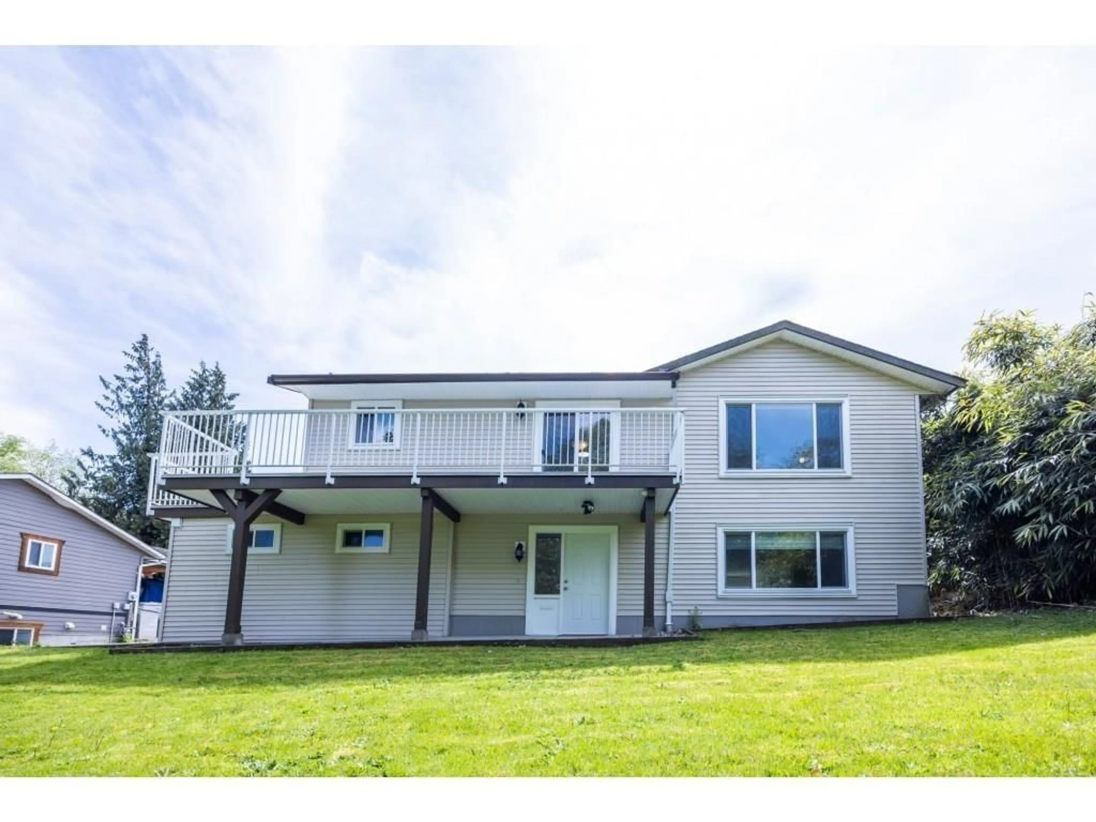 Home with vinyl exterior material, unknown for 19971 50A AVENUE, Langley British Columbia V3A6S1