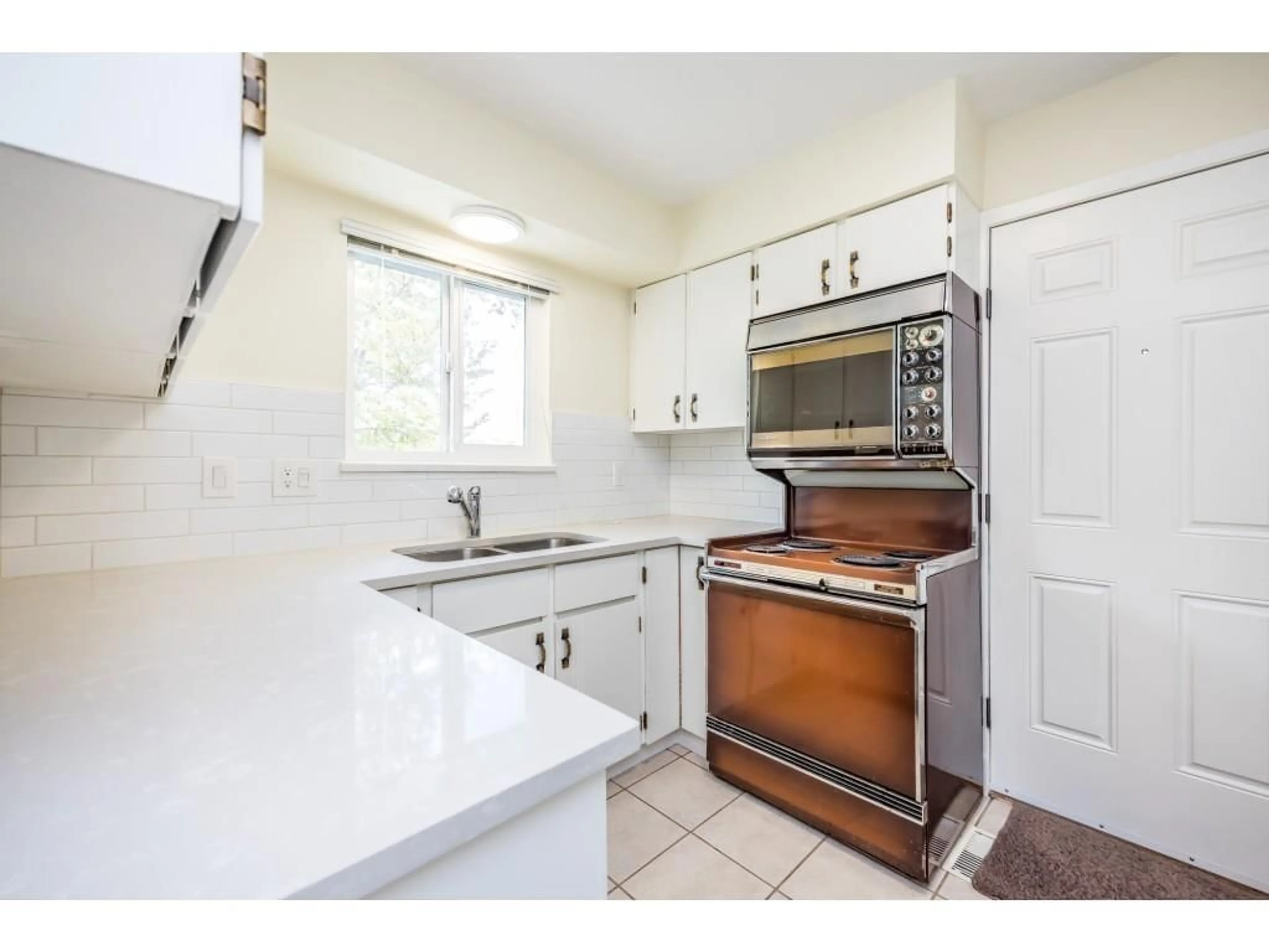 Standard kitchen, ceramic/tile floor for 19971 50A AVENUE, Langley British Columbia V3A6S1