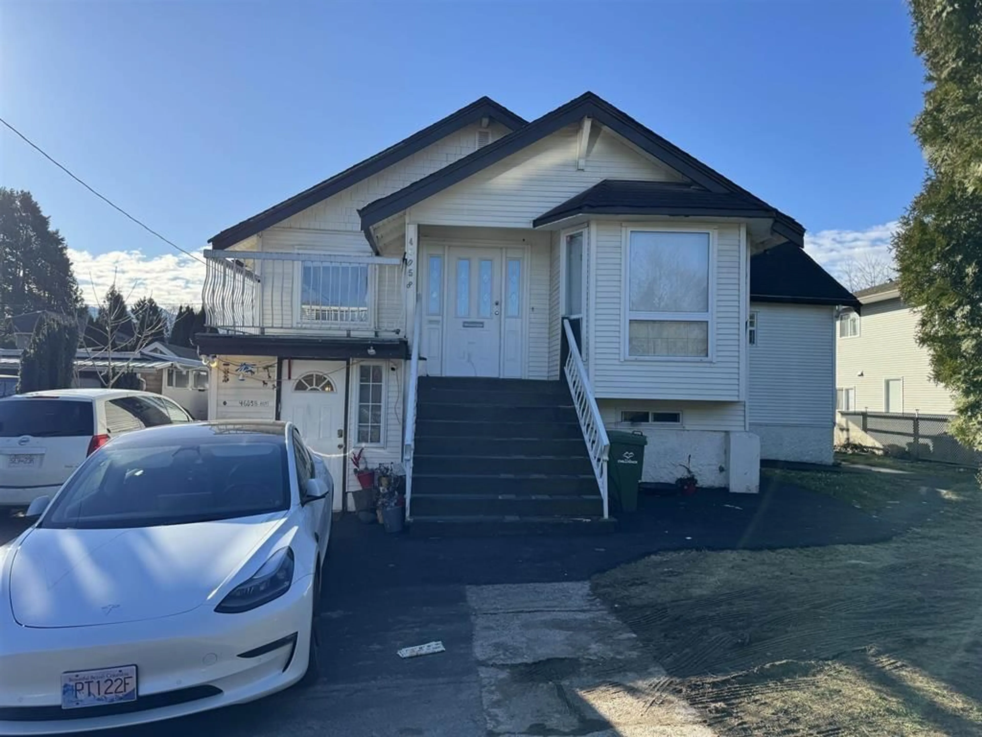A pic from outside/outdoor area/front of a property/back of a property/a pic from drone, street for 46058 SECOND AVENUE, Chilliwack British Columbia V2P1S5