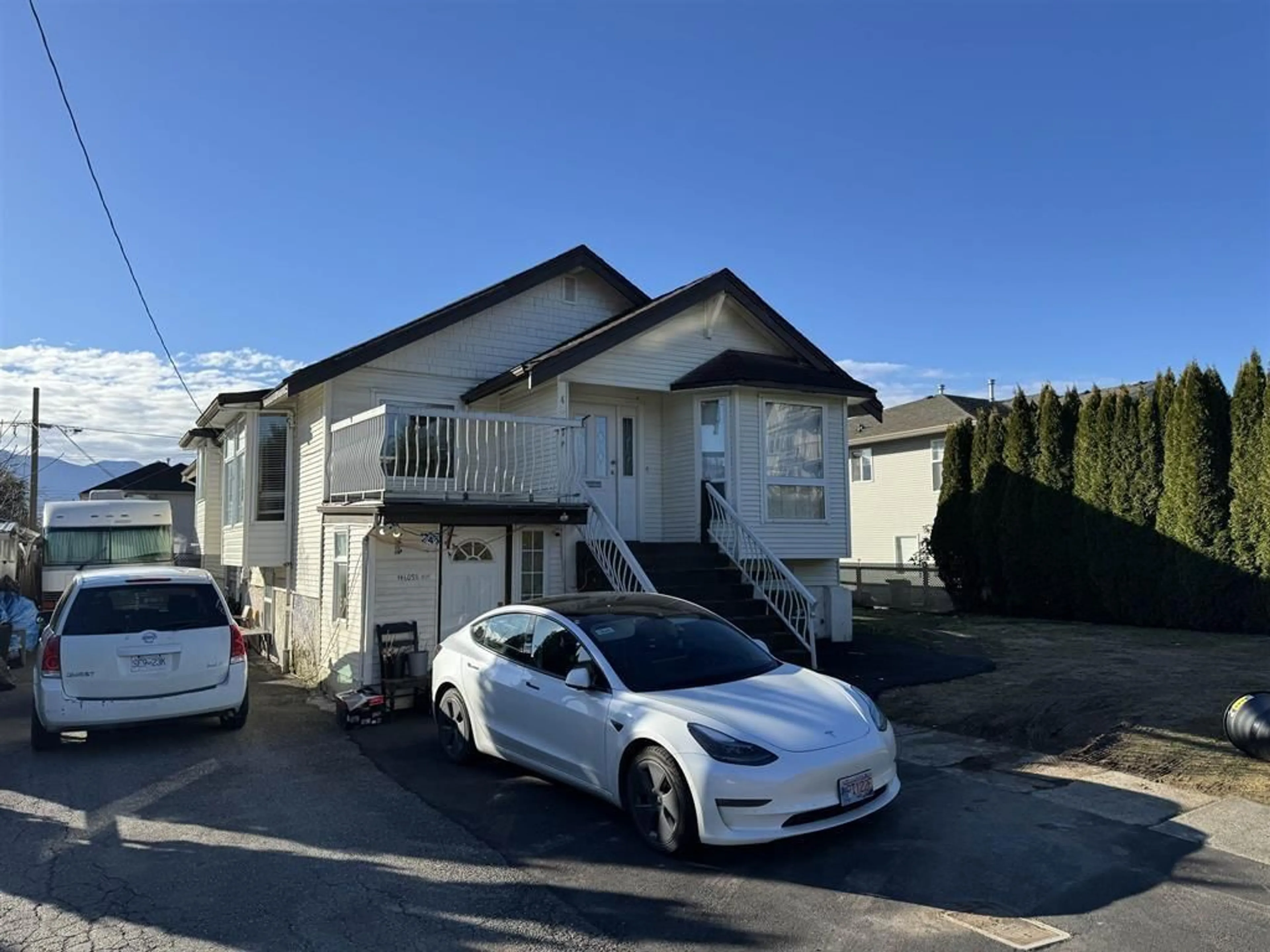 A pic from outside/outdoor area/front of a property/back of a property/a pic from drone, street for 46058 SECOND AVENUE, Chilliwack British Columbia V2P1S5