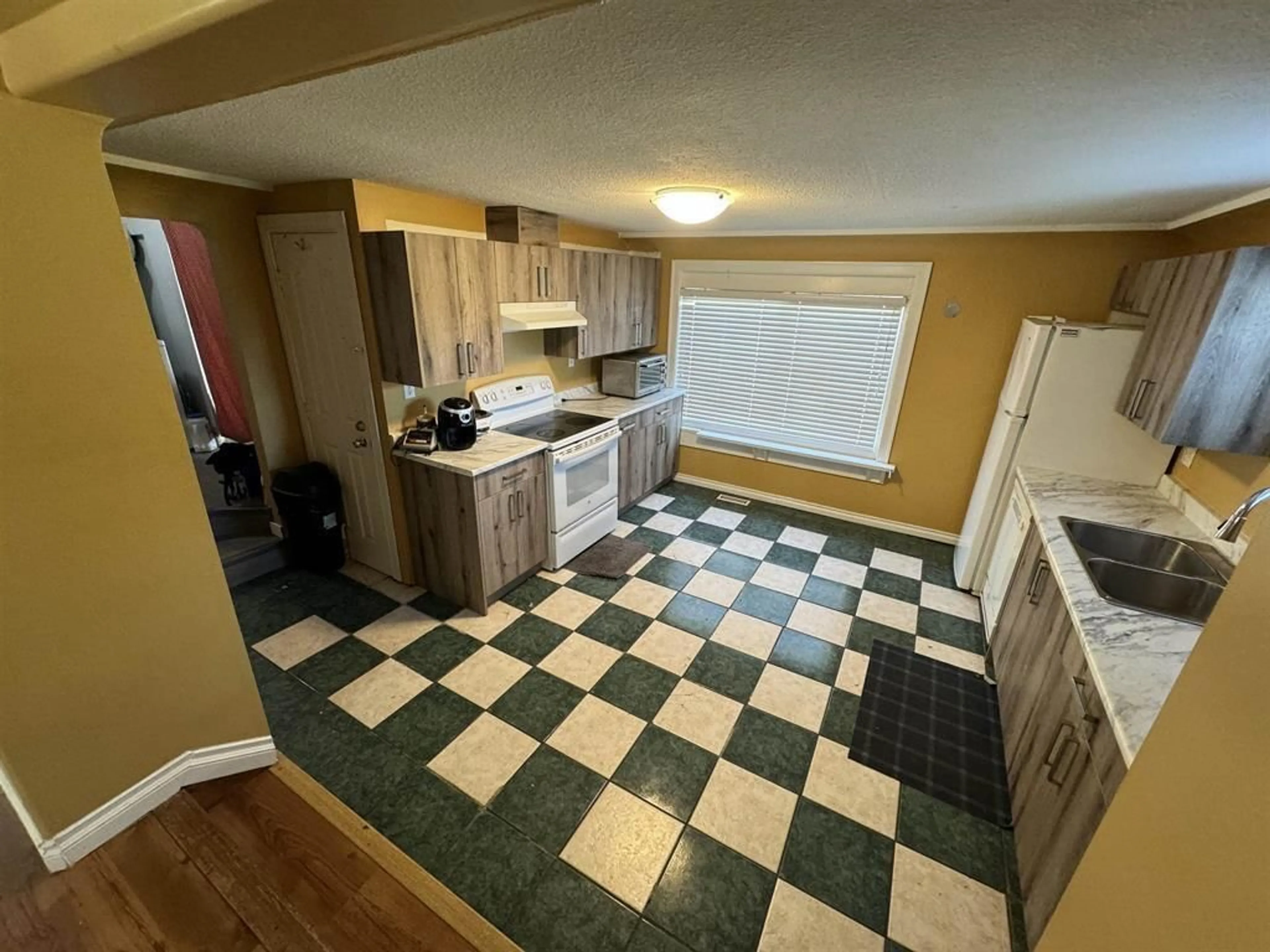 Standard kitchen, ceramic/tile floor for 46058 SECOND AVENUE, Chilliwack British Columbia V2P1S5
