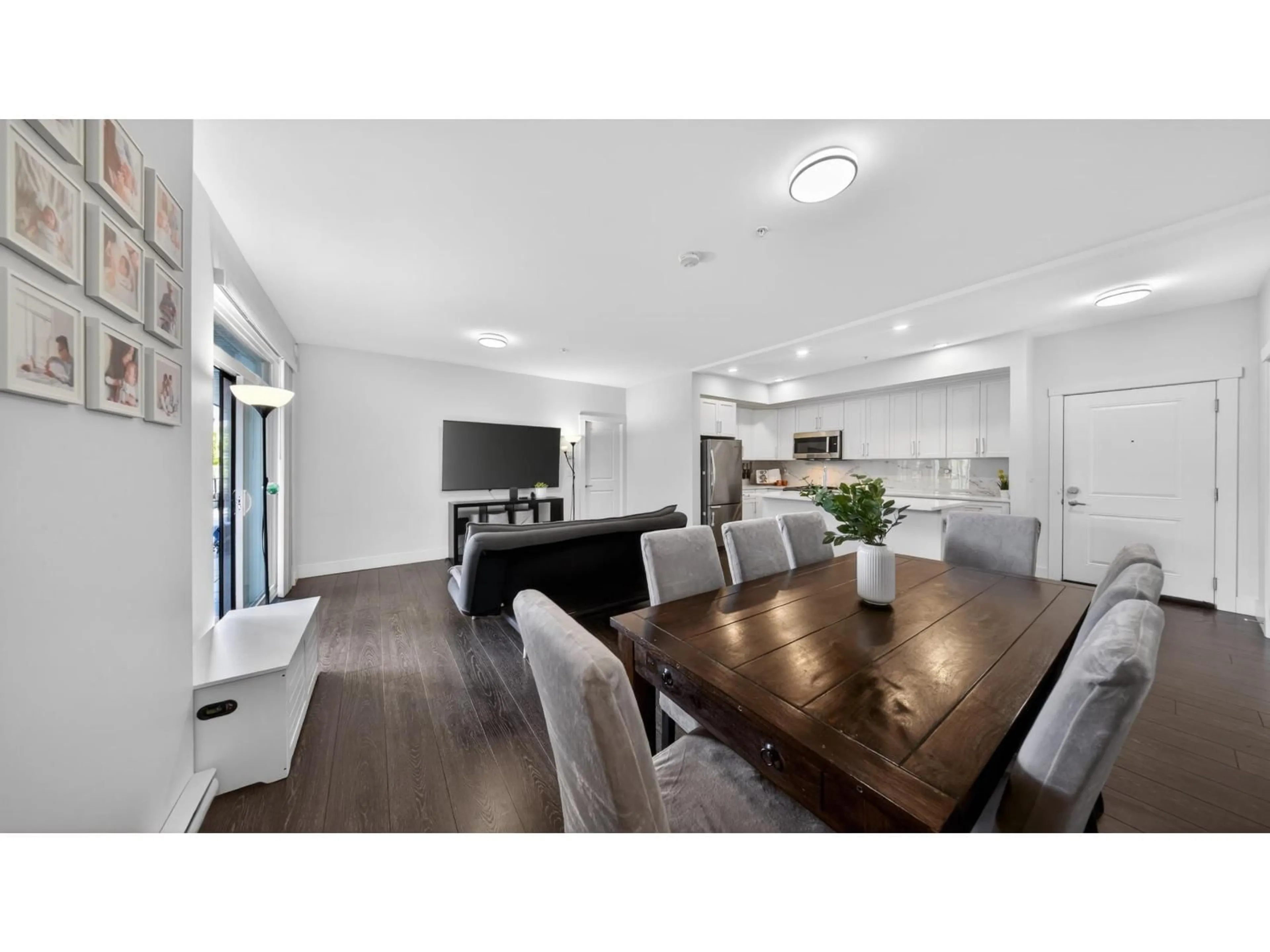 Open concept kitchen, wood/laminate floor for 201 - 9983 E BARNSTON DRIVE STREET, Surrey British Columbia V4N6T3