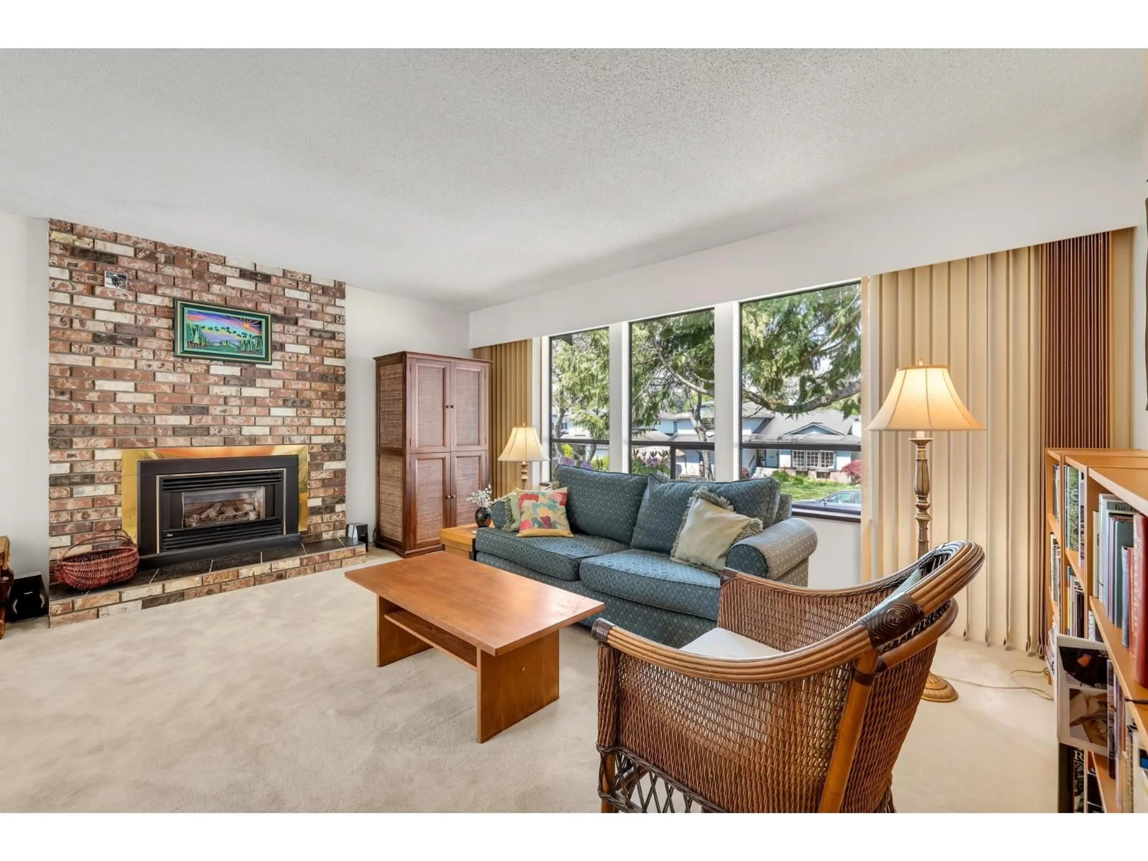Living room with furniture, unknown for 14434 18 AVENUE, Surrey British Columbia V4A5R1