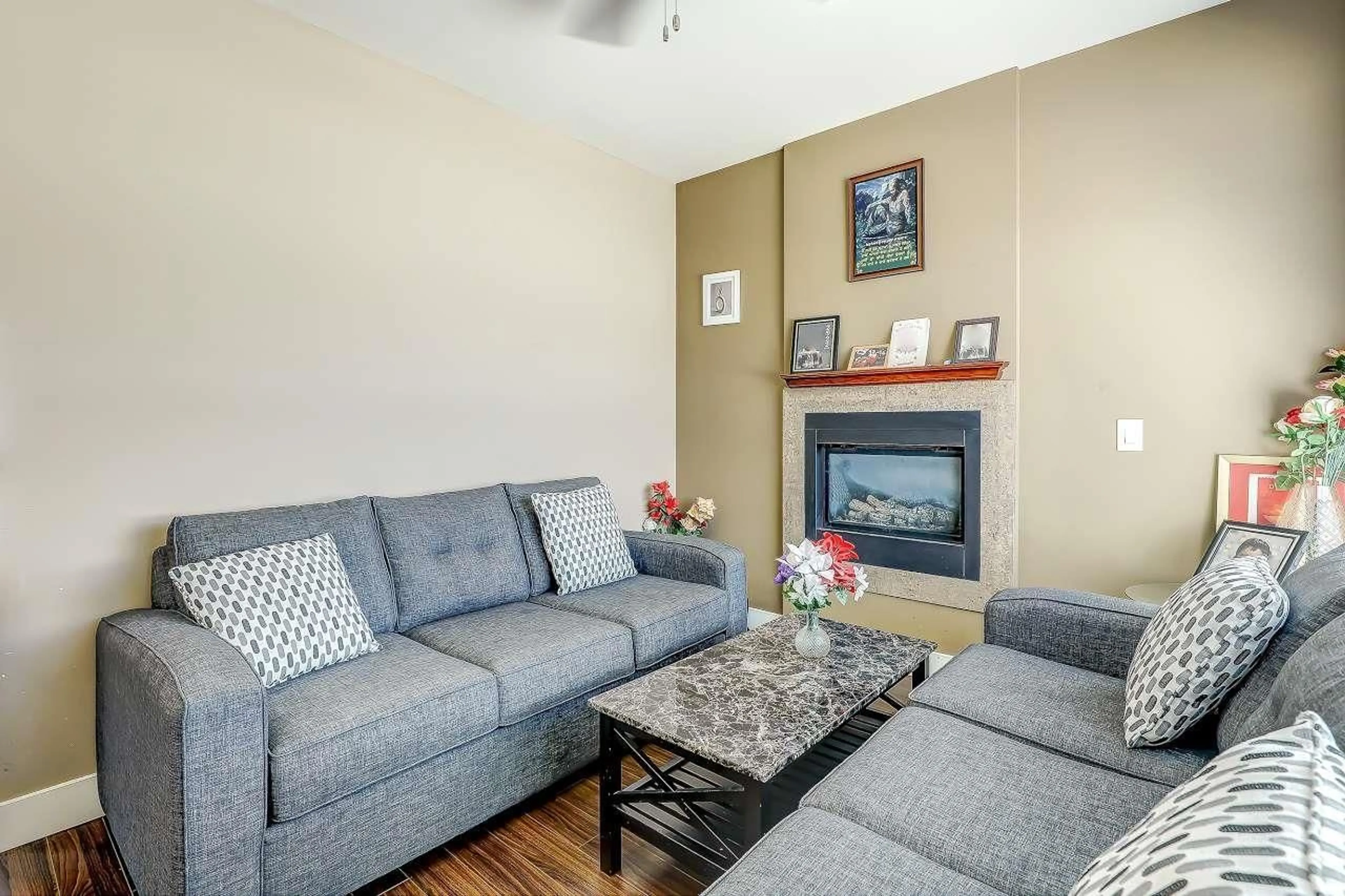 Living room with furniture, unknown for 13987 64 AVENUE, Surrey British Columbia V3W1Y7