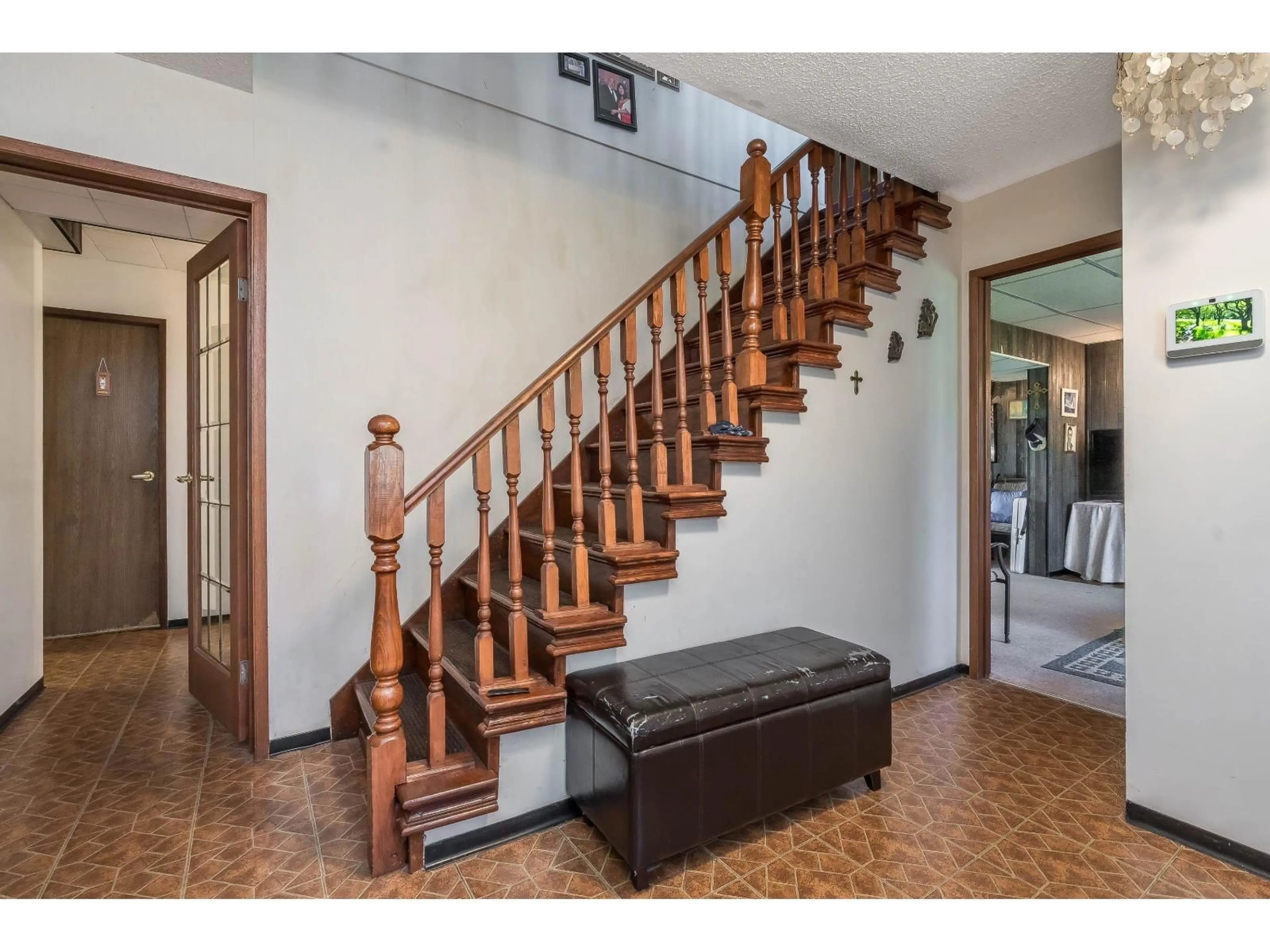 Indoor foyer for 13282 97 AVENUE, Surrey British Columbia V3T5C2