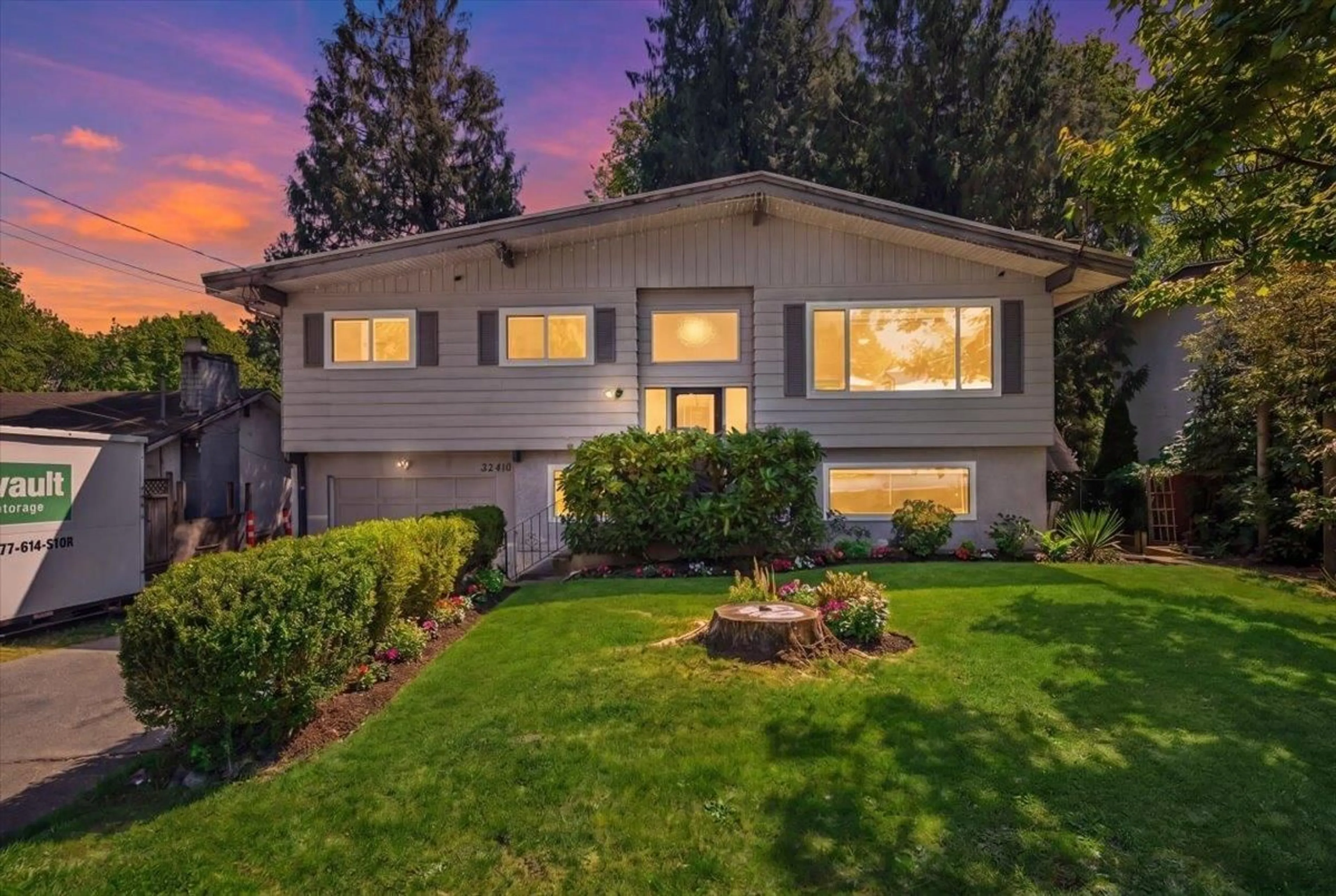 Home with vinyl exterior material, mountain view for 32410 DIAMOND AVENUE, Mission British Columbia V2V1M2