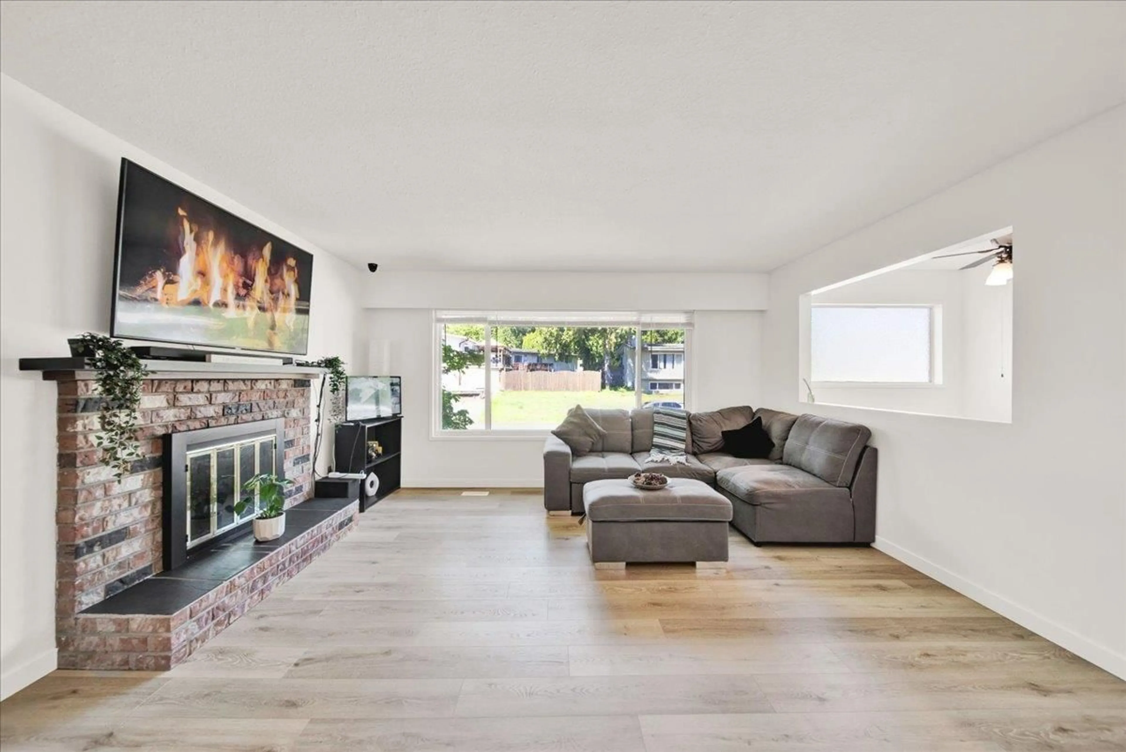 Living room with furniture, unknown for 32410 DIAMOND AVENUE, Mission British Columbia V2V1M2