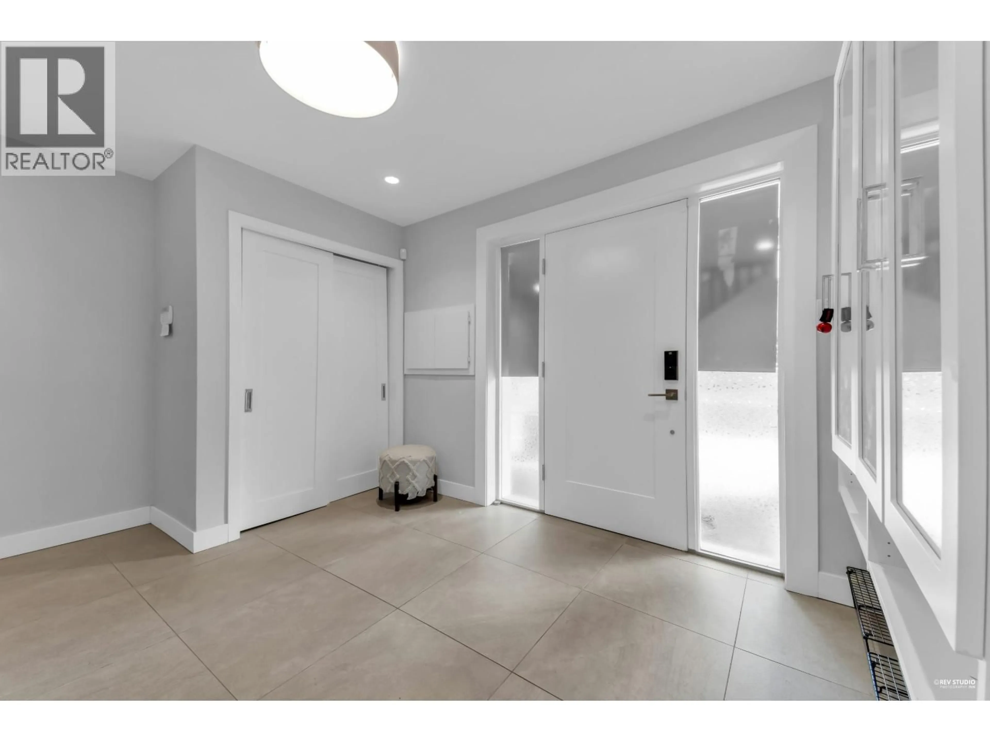 Indoor entryway for 3521 DUVAL ROAD, North Vancouver British Columbia V7J3E8