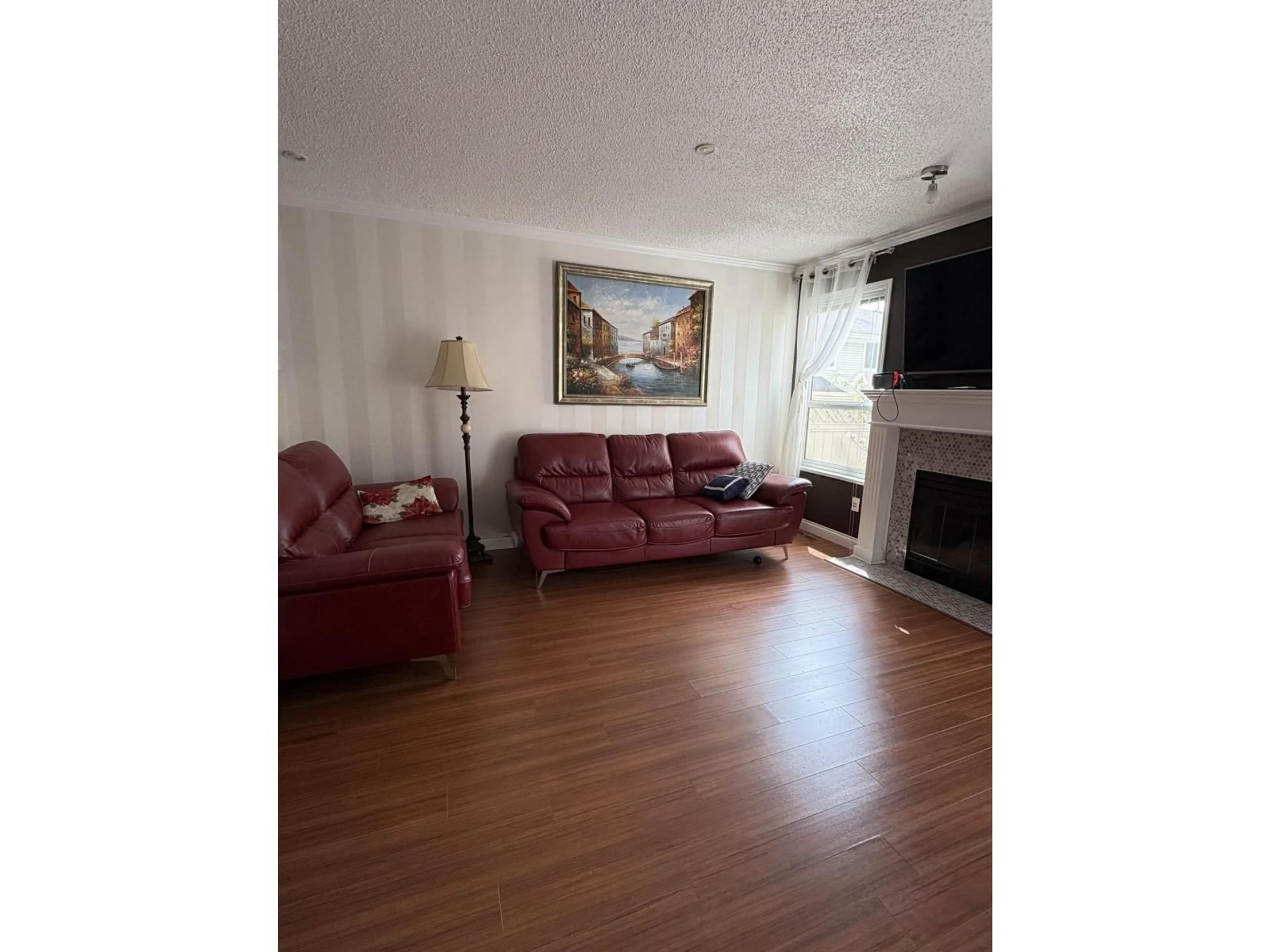 Living room with furniture, unknown for 6433 121A STREET, Surrey British Columbia V3W0Y4