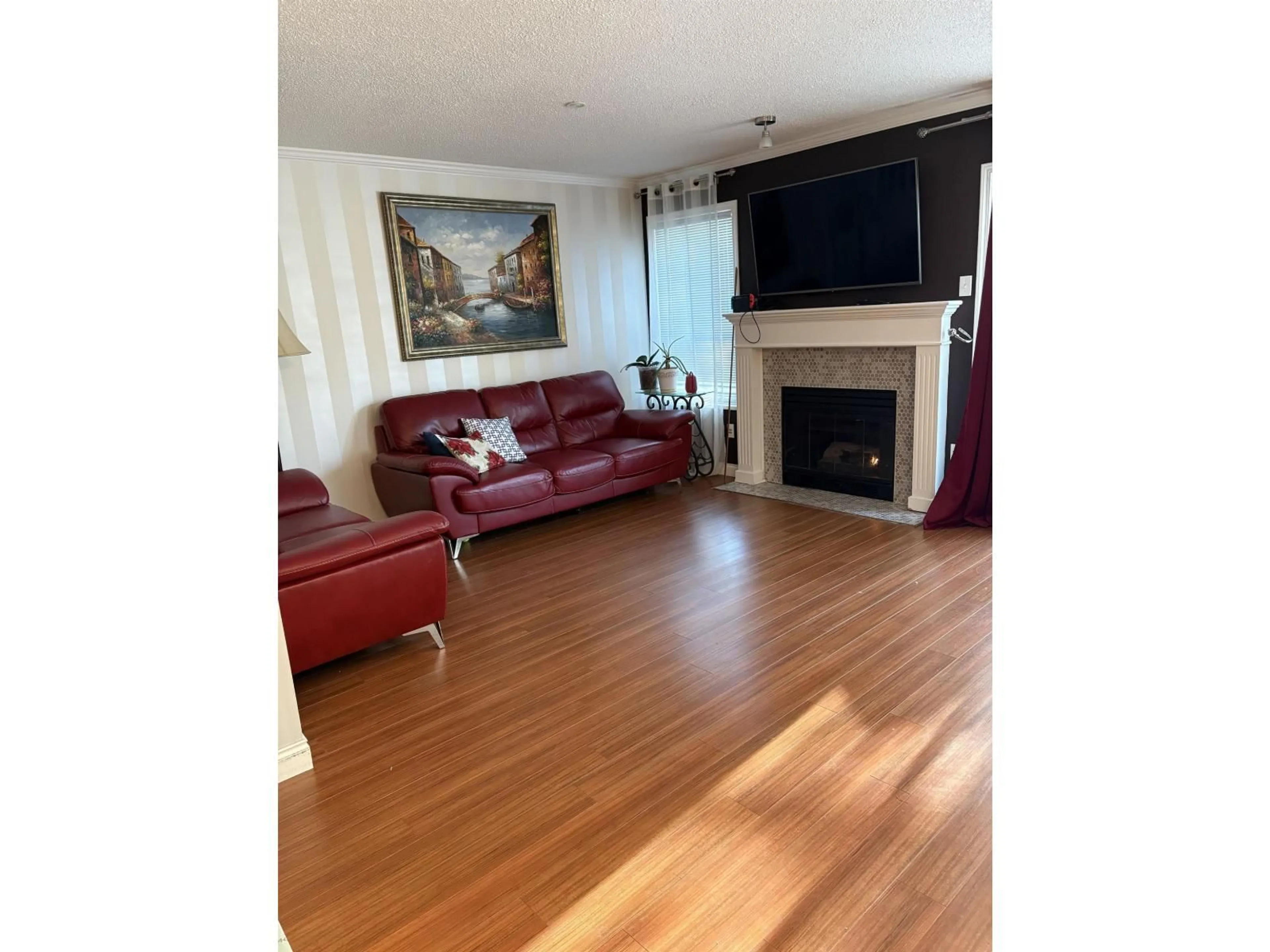 Living room with furniture, wood/laminate floor for 6433 121A STREET, Surrey British Columbia V3W0Y4
