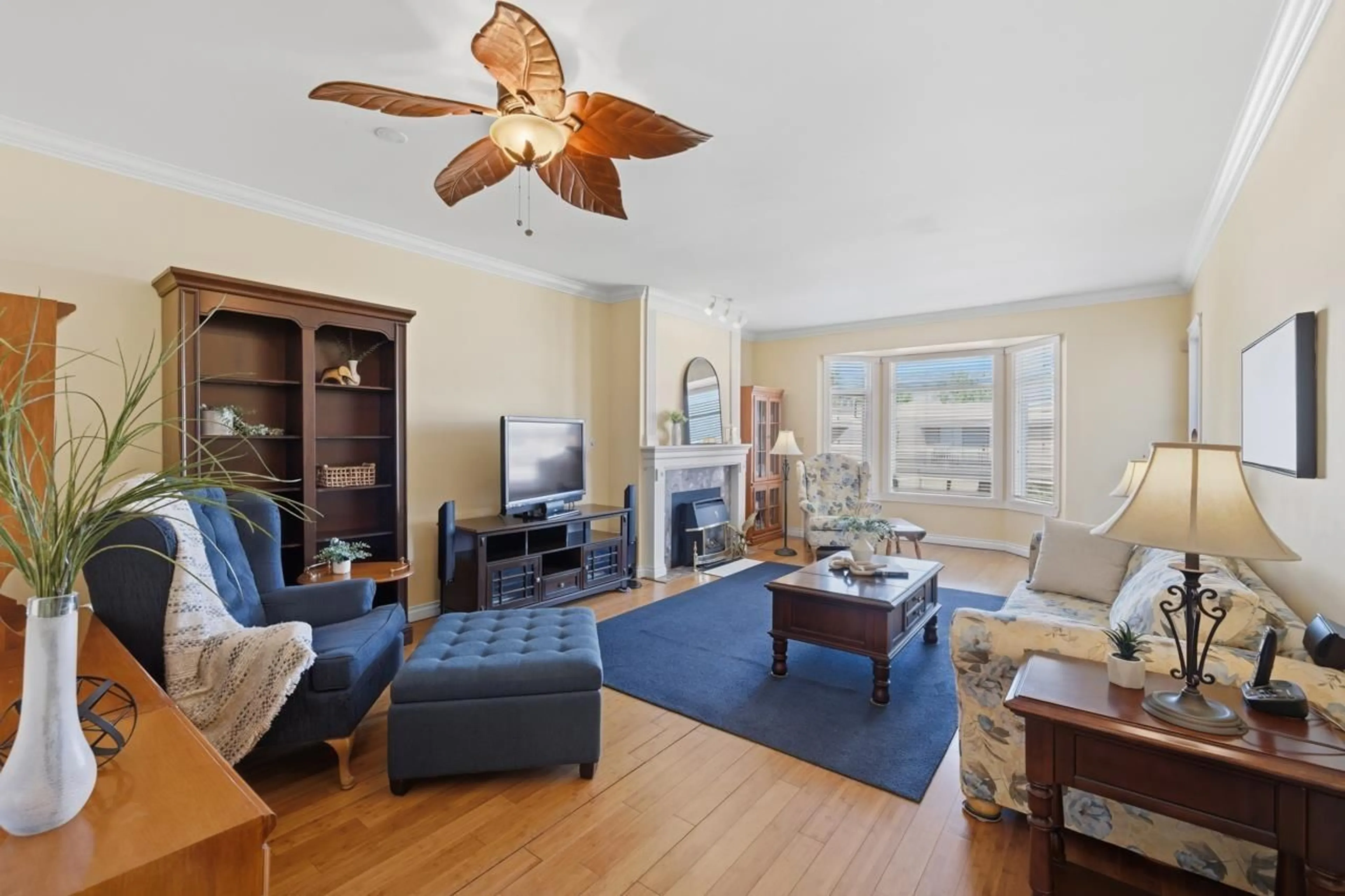 Living room with furniture, wood/laminate floor for 301 - 20680 56 AVENUE, Langley British Columbia V3A7R8