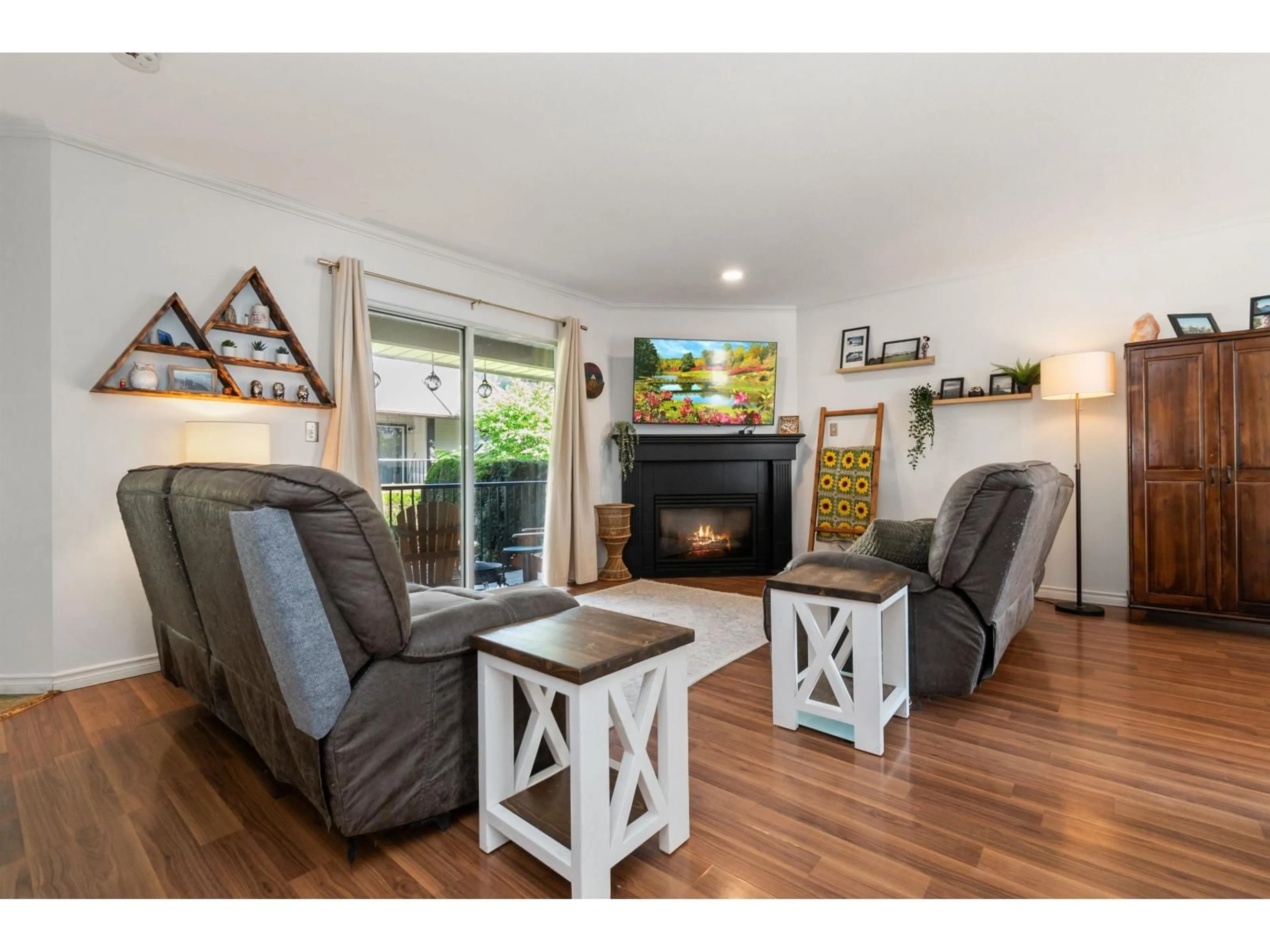 Living room with furniture, wood/laminate floor for 9 - 45740 THOMAS ROAD, Chilliwack British Columbia V2R3V9