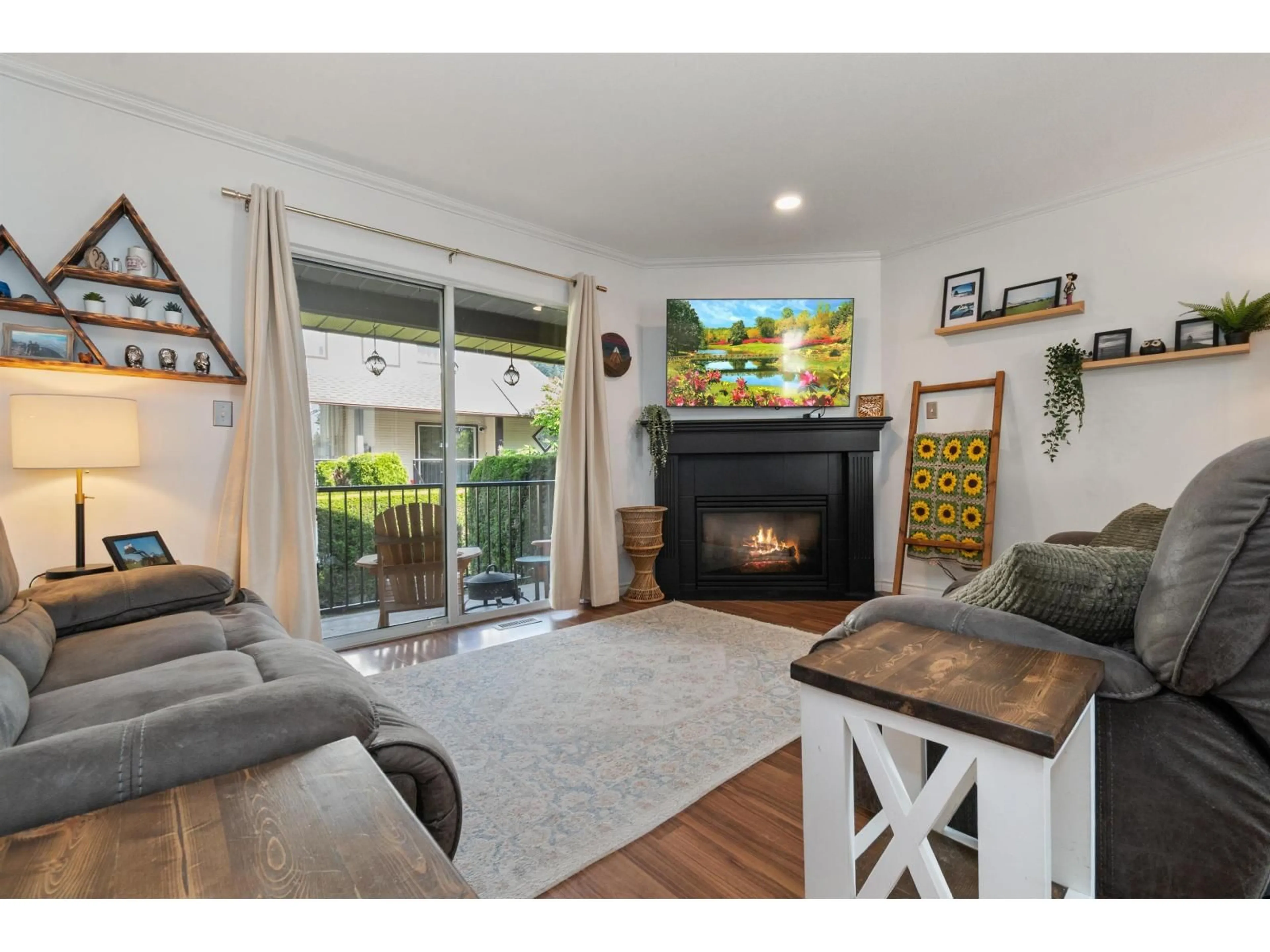 Living room with furniture, wood/laminate floor for 9 - 45740 THOMAS ROAD, Chilliwack British Columbia V2R3V9
