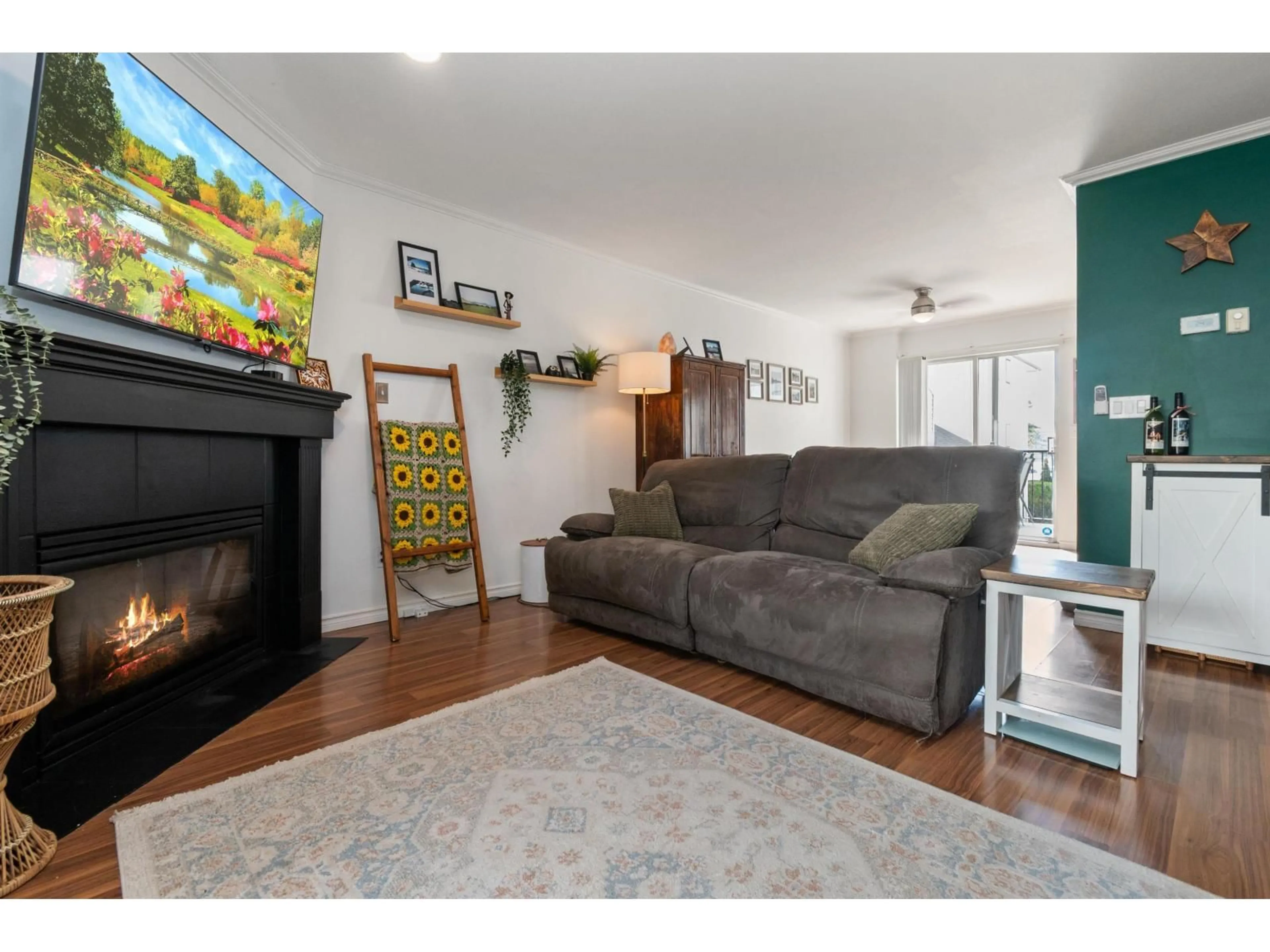 Living room with furniture, wood/laminate floor for 9 - 45740 THOMAS ROAD, Chilliwack British Columbia V2R3V9