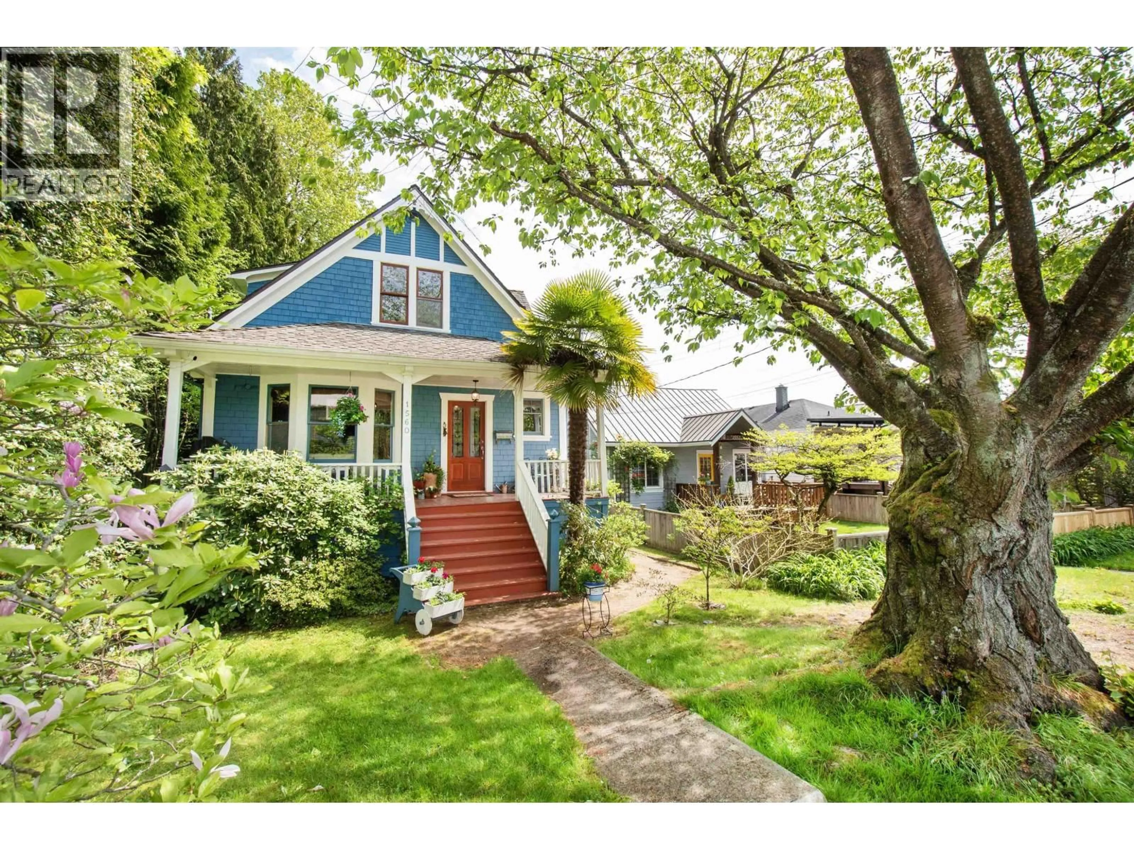 Home with vinyl exterior material, street for 1560 MACGOWAN AVENUE, North Vancouver British Columbia V7P2X2