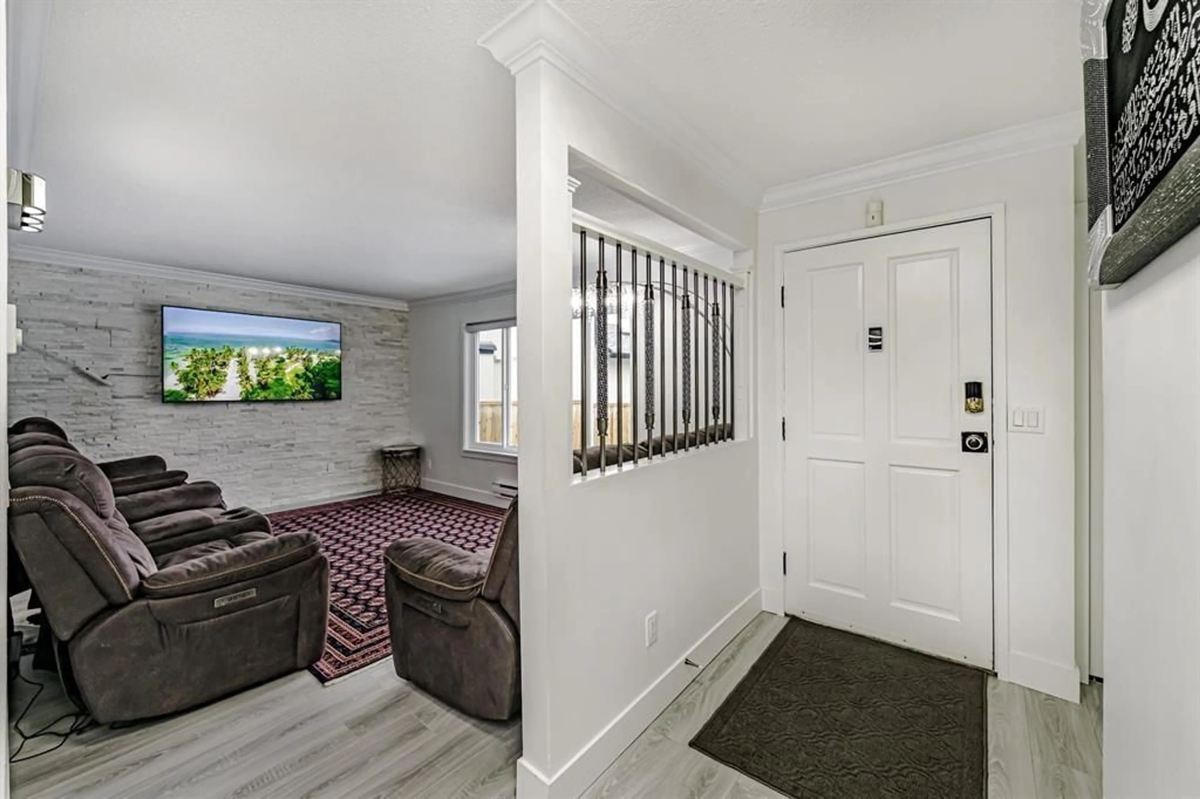 Indoor entryway for 13232 82 AVENUE, Surrey British Columbia V3W8Z4