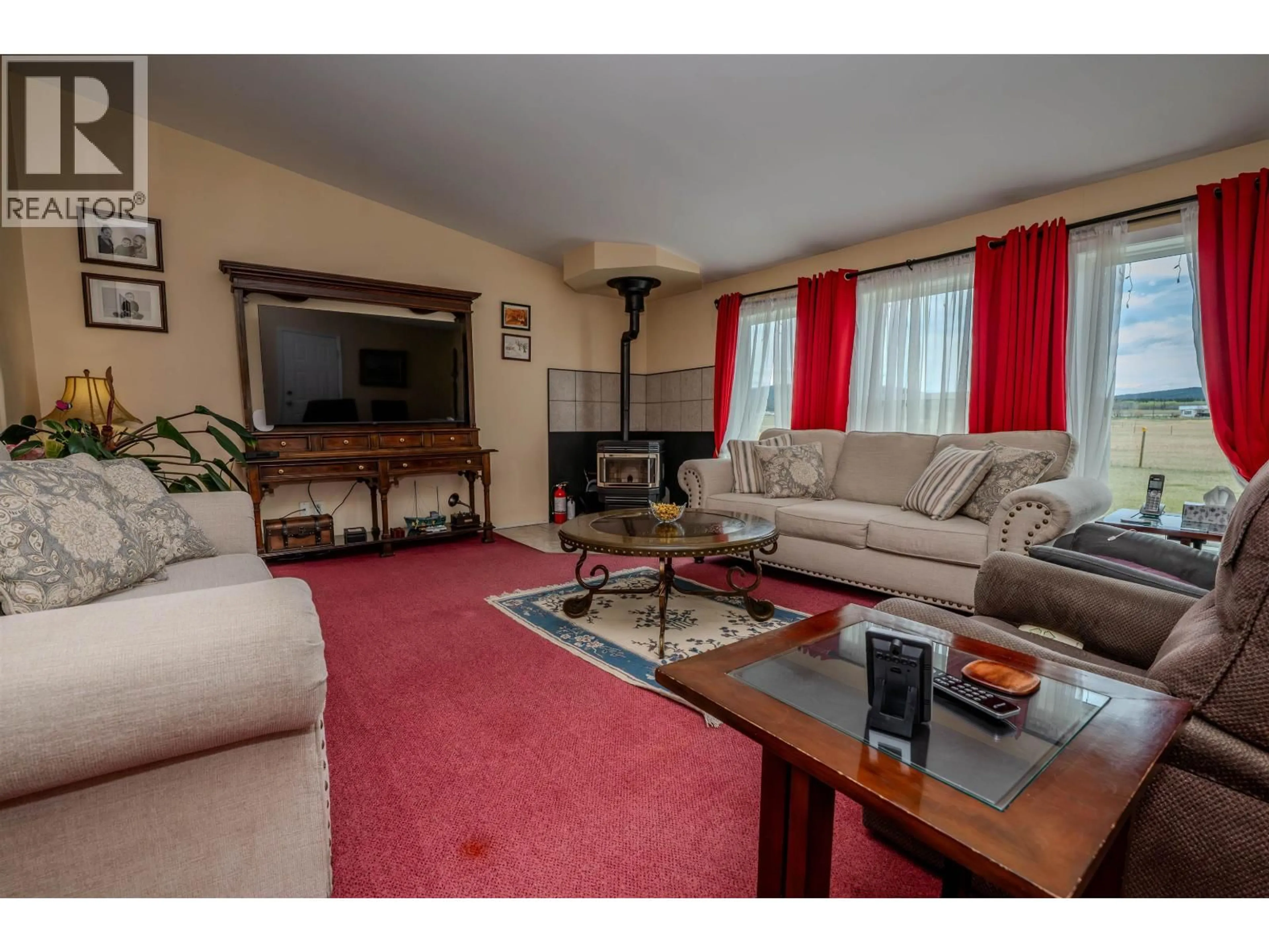 Living room with furniture, carpet floor for 1448 MALLARD DRIVE, Williams Lake British Columbia V2G4X4