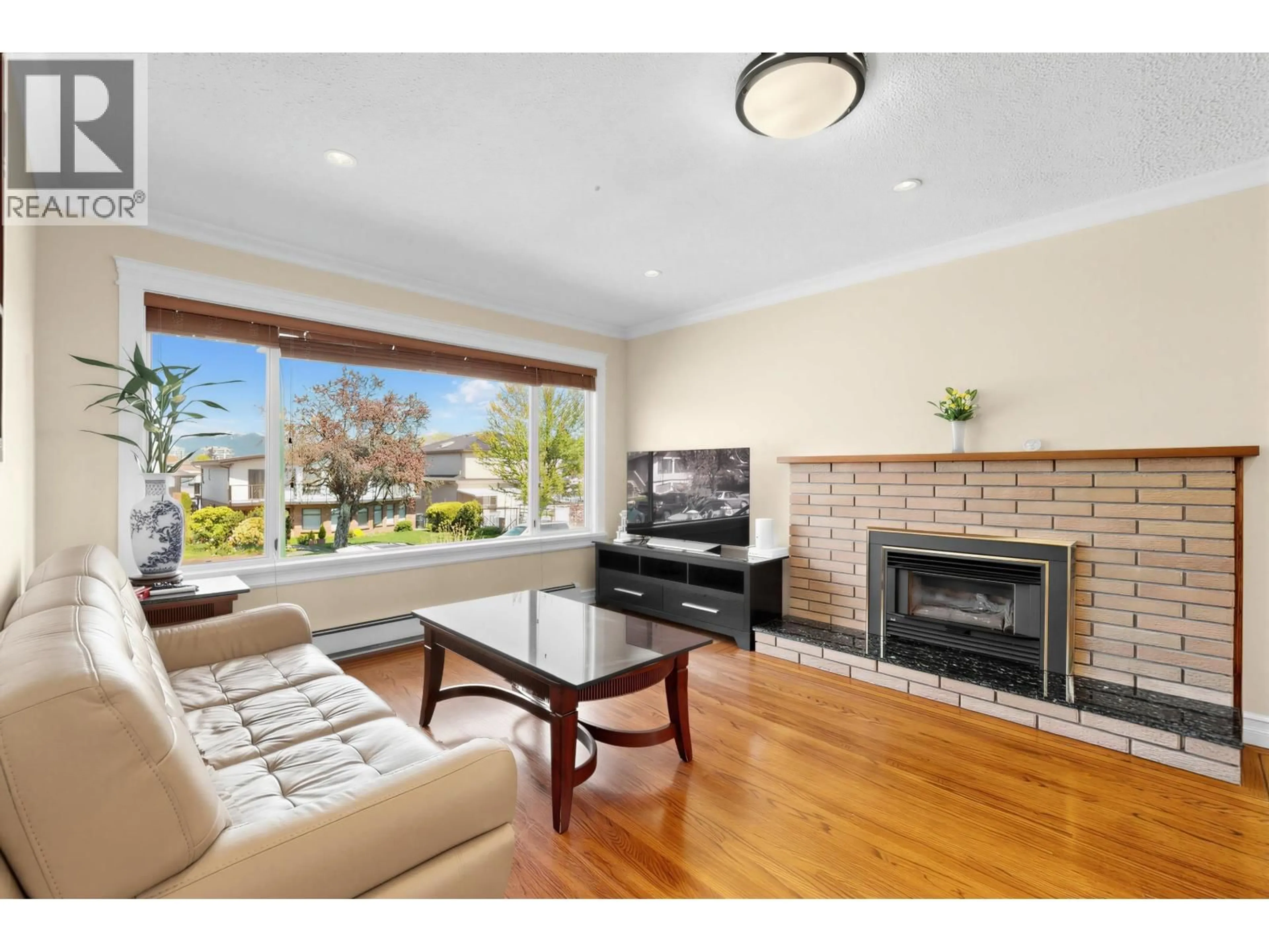 Living room with furniture, wood/laminate floor for 2166 39TH AVENUE, Vancouver British Columbia V5P1H7