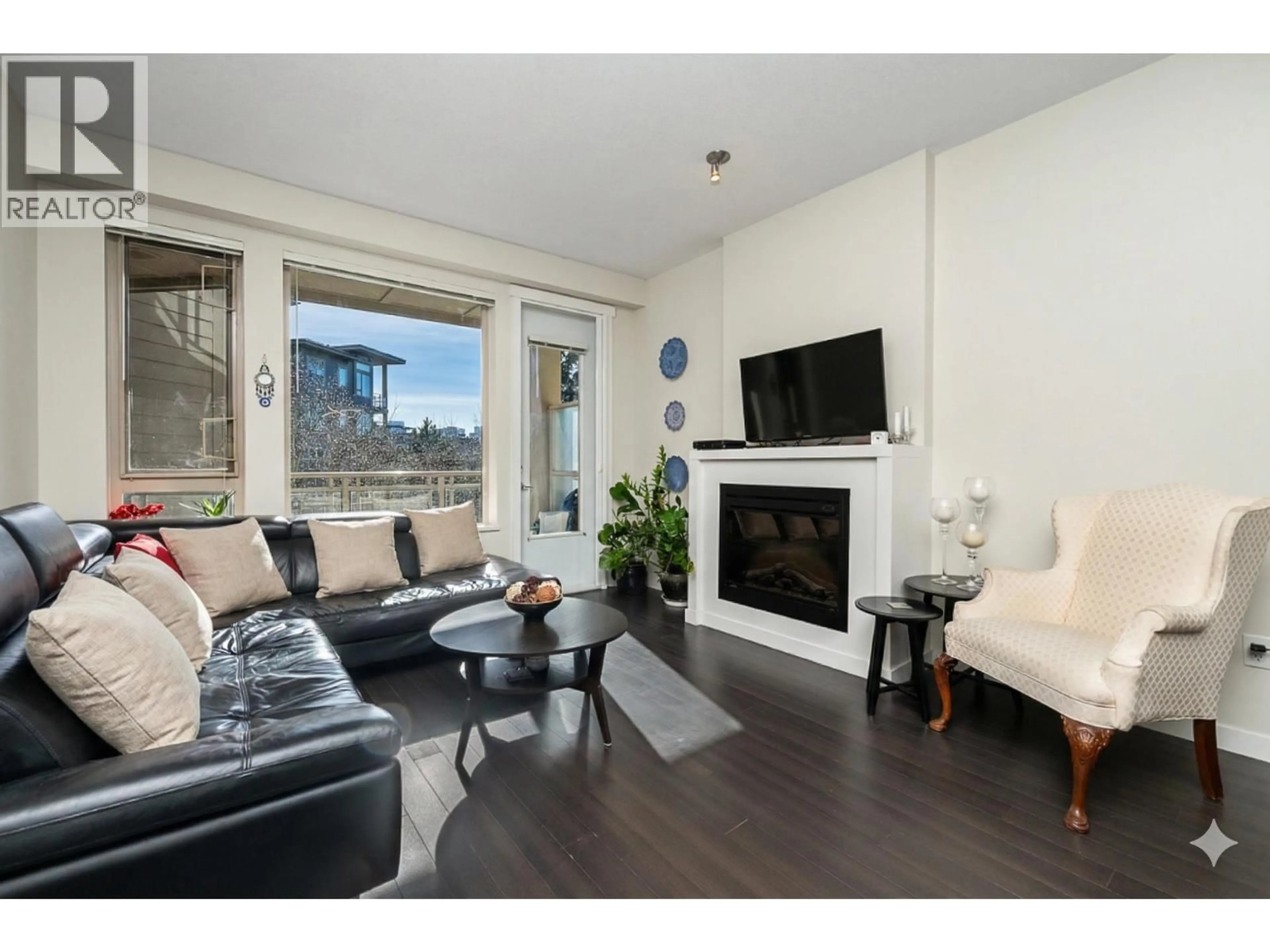 Living room with furniture, wood/laminate floor for 311 - 159 22ND STREET, North Vancouver British Columbia V7M0B6