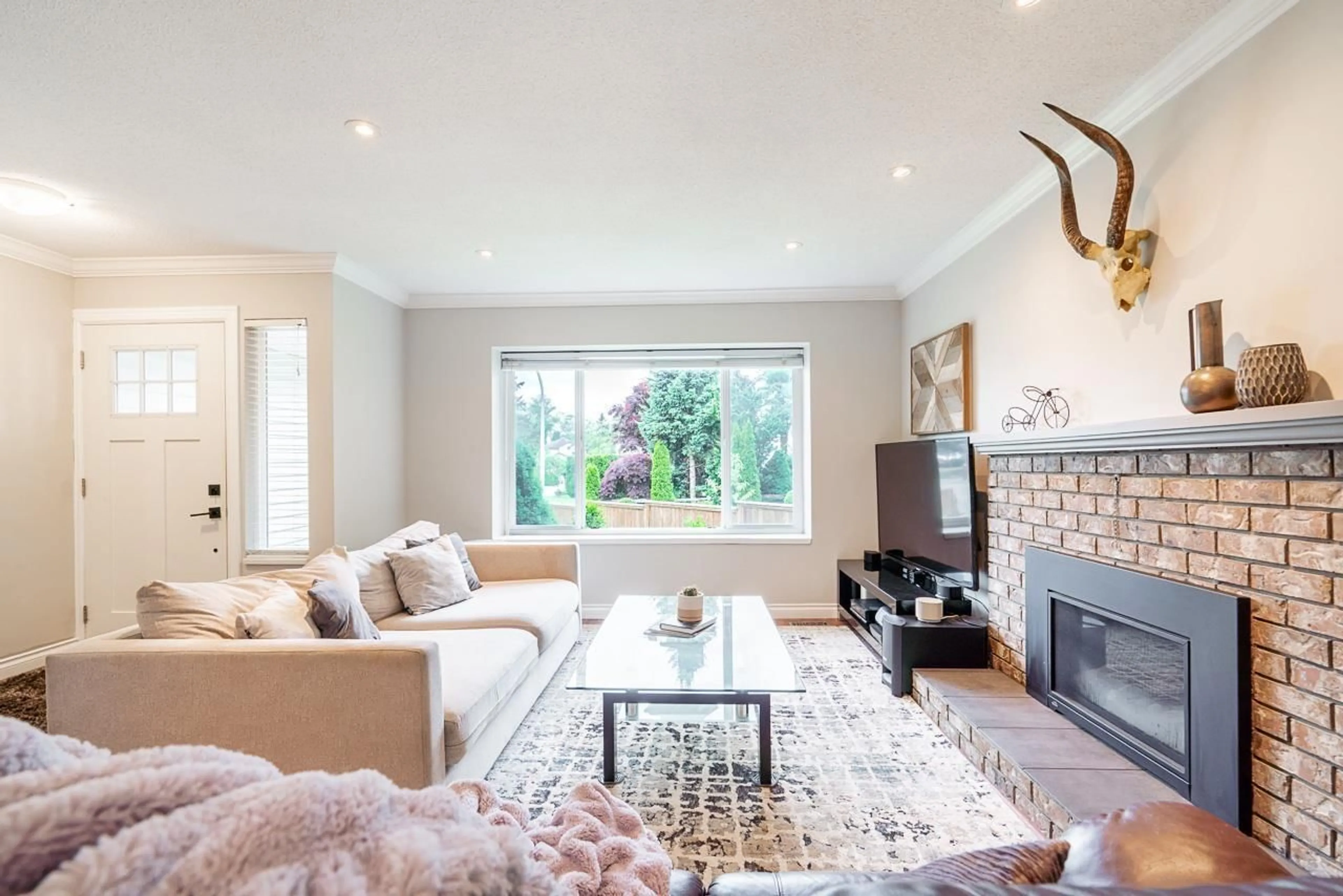 Living room with furniture, unknown for 21579 94A AVENUE, Langley British Columbia V1M2A5